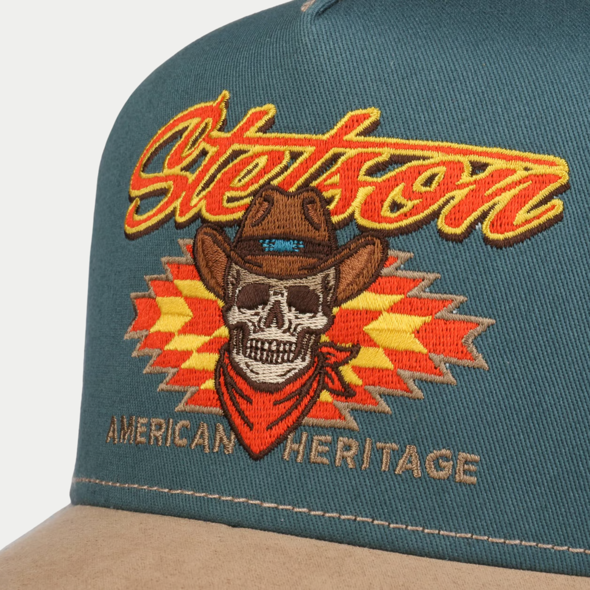 Gros plan sur la broderie Stetson American Heritage de la Western Skull : crâne de cowboy au bandana sur motif aztèque