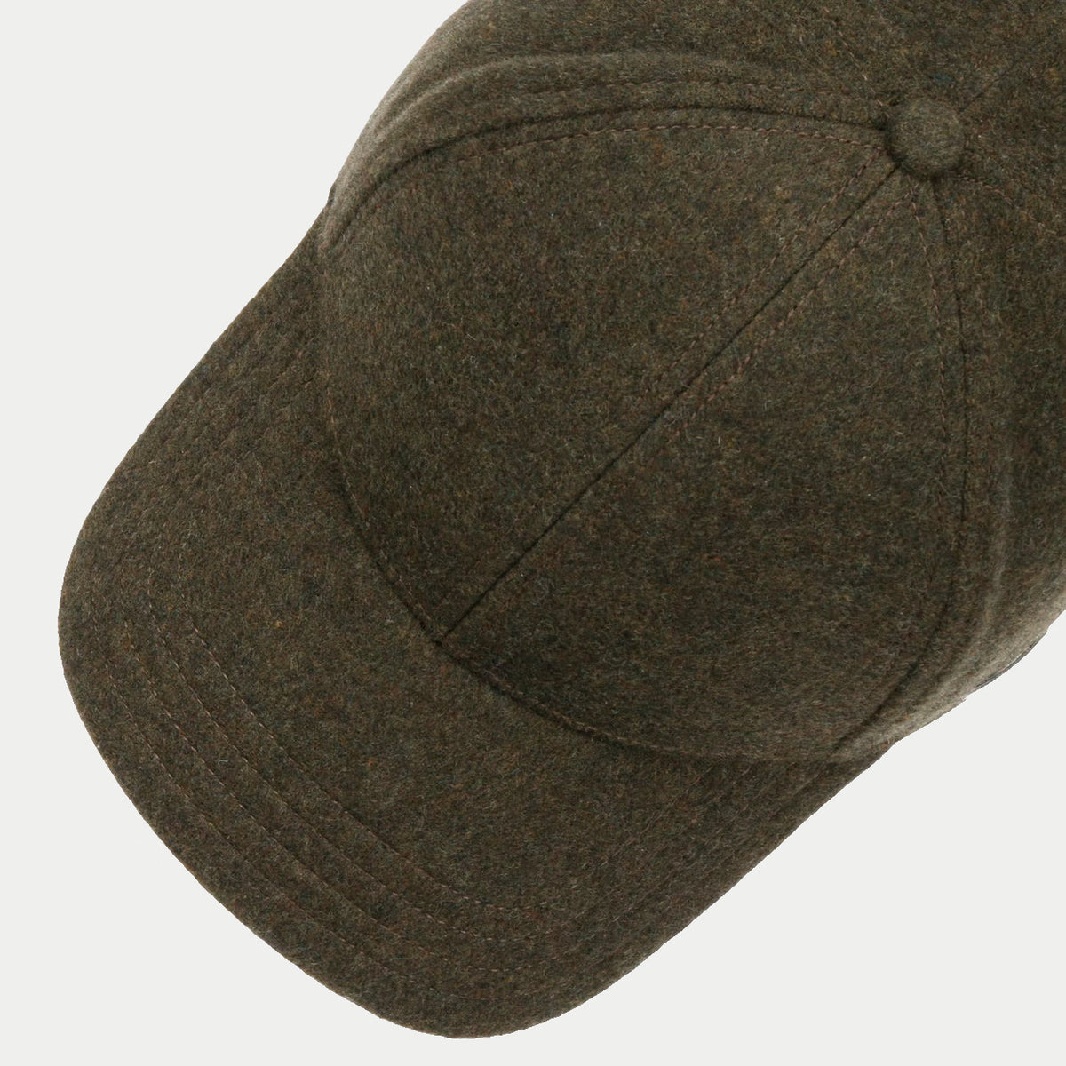 Visière surpiquée et calotte six pans de la casquette Vaby olive vues de dessus