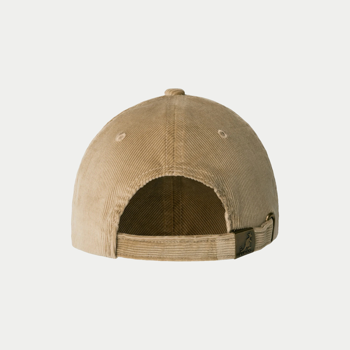 Casquette Kangol velours côtelé beige sable, vue de dos, sangle arrière ajustable à boucle métal gravée kangourou
