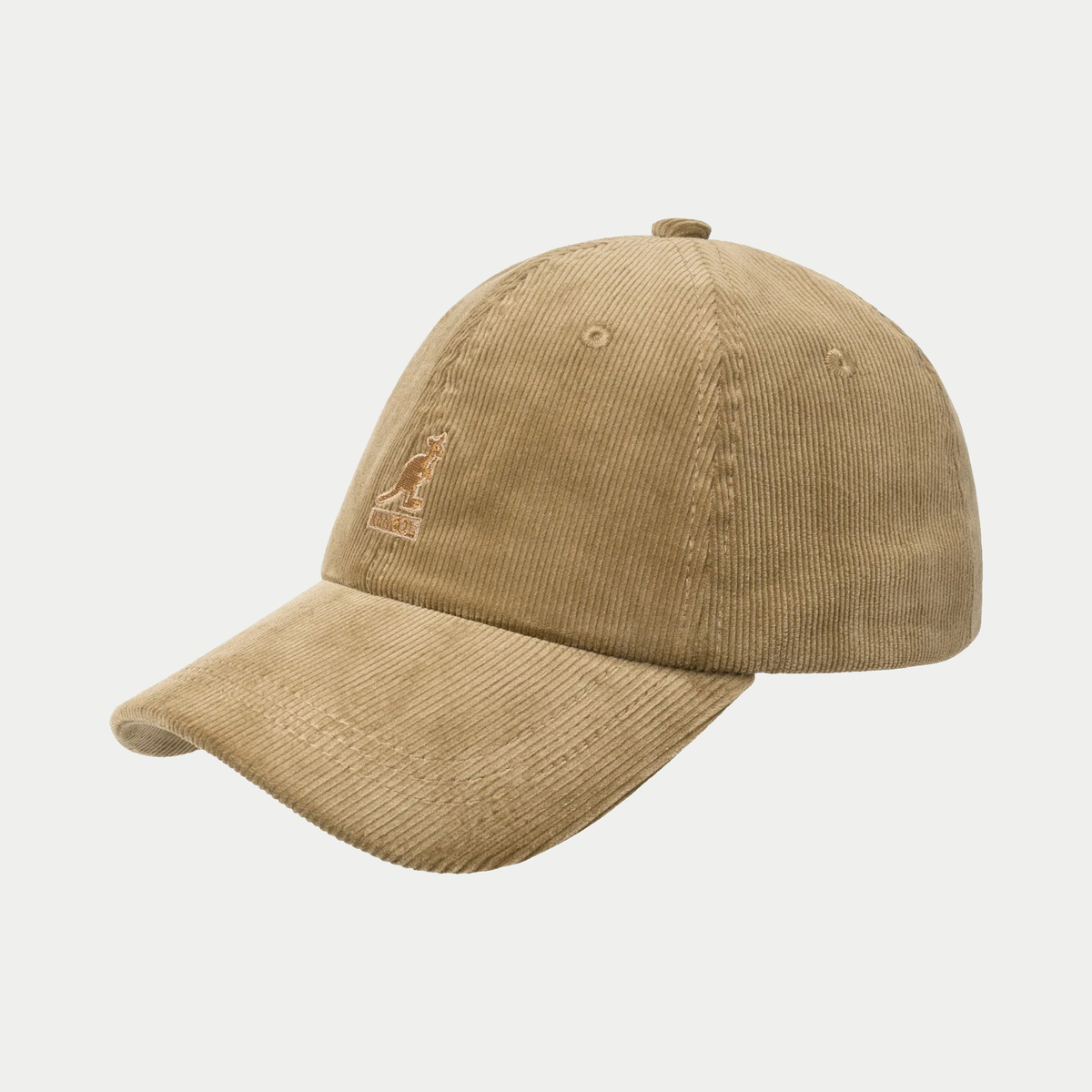Casquette baseball Kangol en velours côtelé beige sable, trois-quarts avant, logo kangourou brodé caramel et visière courbée