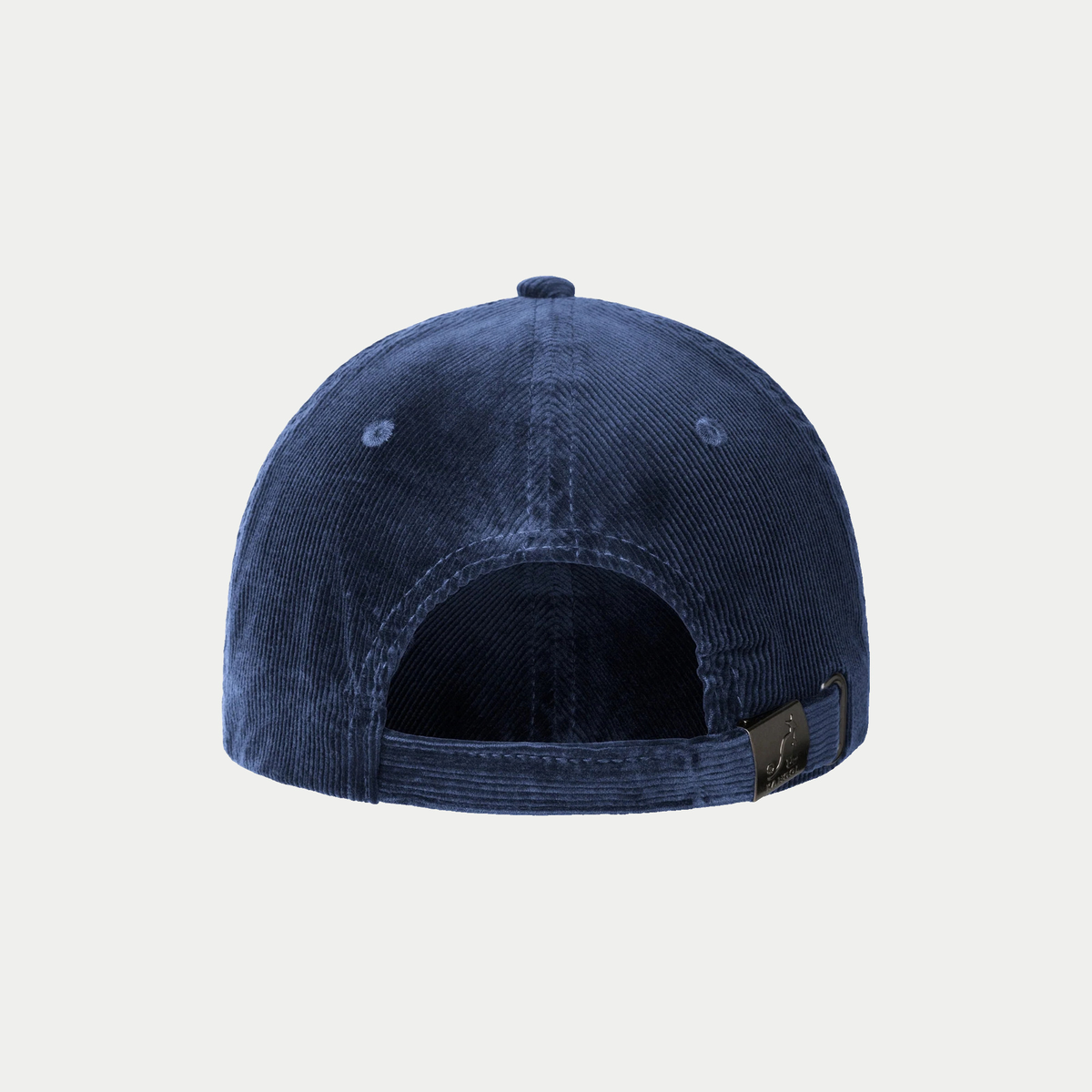 Dos de la casquette Kangol velours côtelé bleu marine : sangle de réglage à boucle métal gravée du kangourou