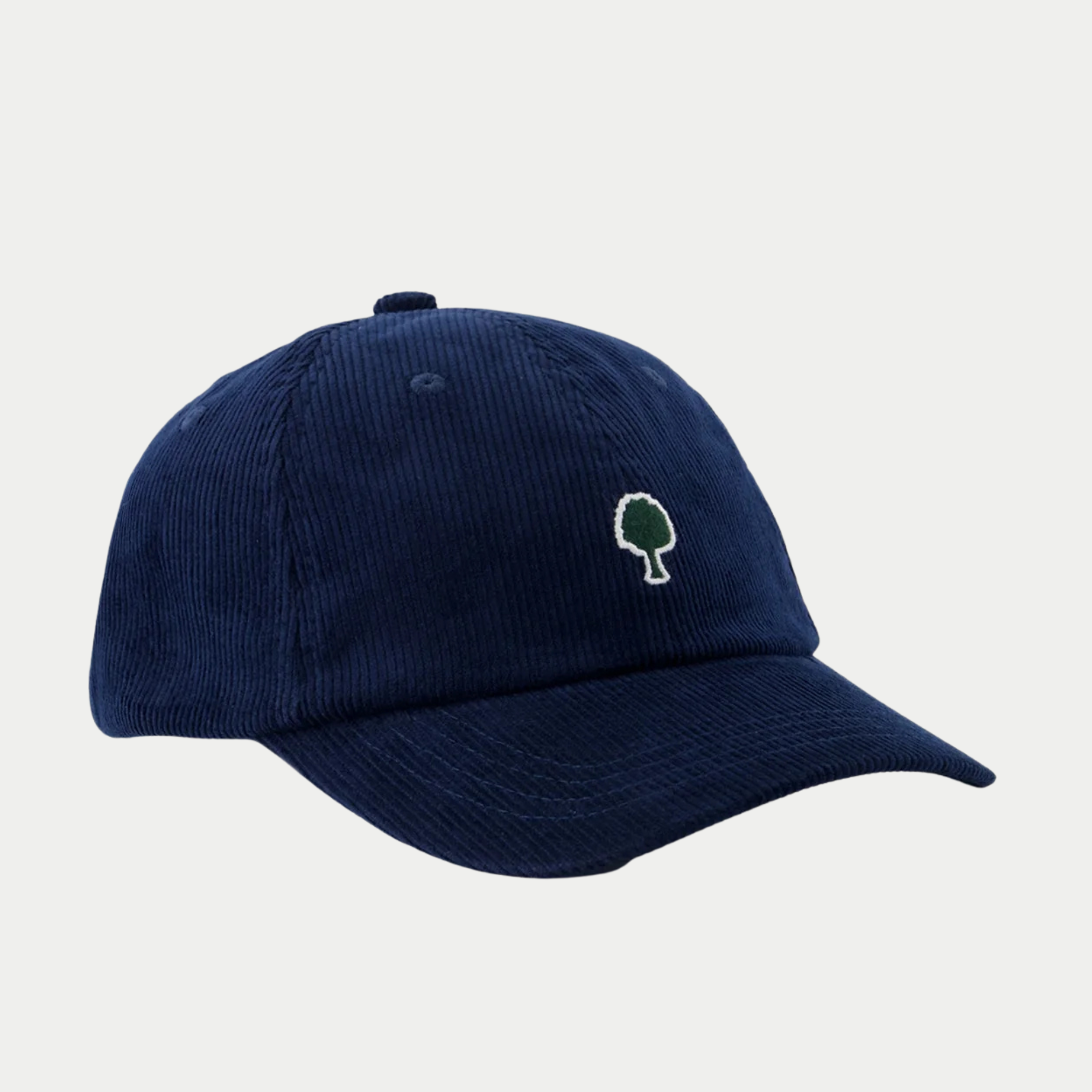 Casquette Faguo en velours côtelé bleu foncé vue de trois-quarts avant, broderie arbre vert cerné de blanc sur le panneau