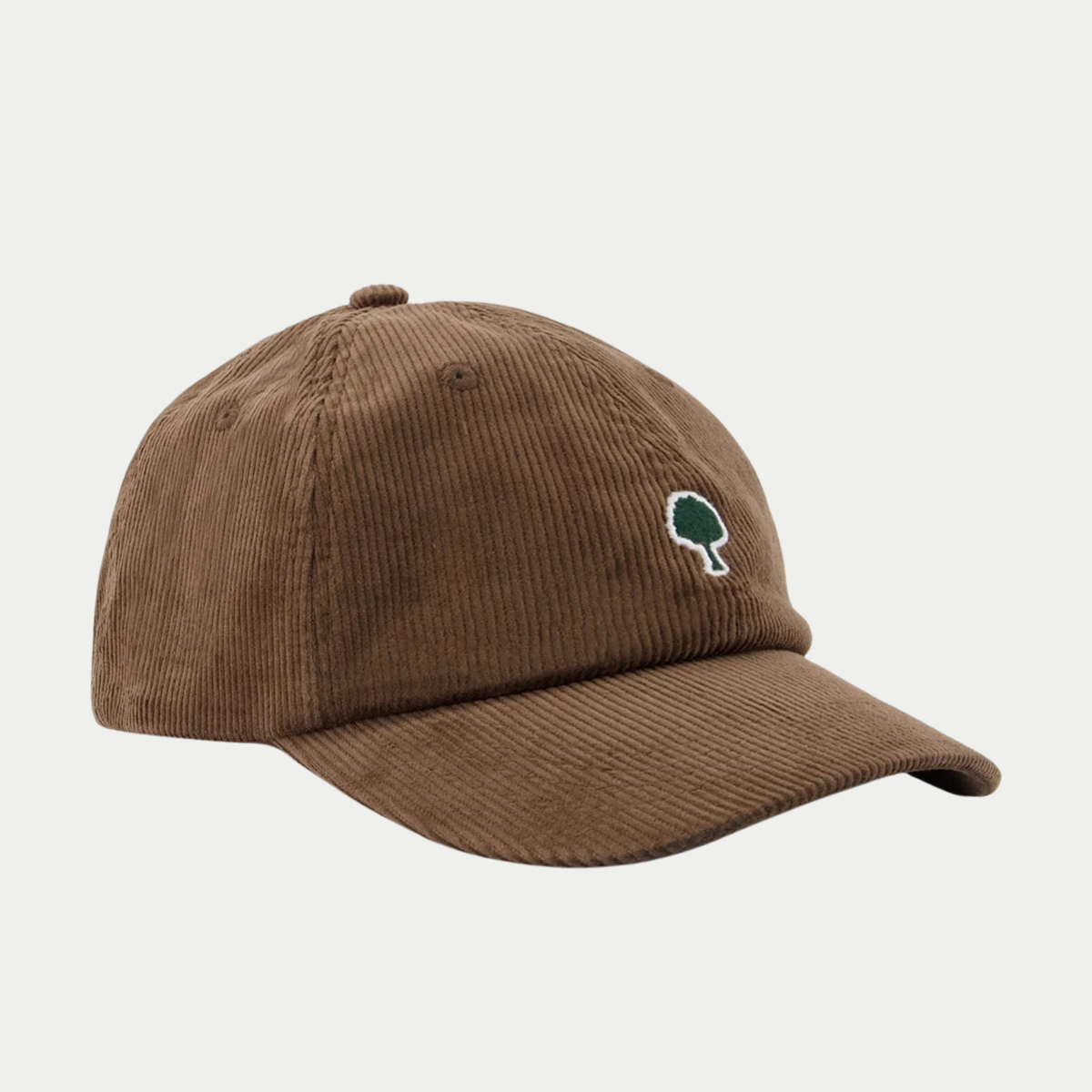 Casquette Faguo velours côtelé chocolat, vue trois-quarts avant, broderie arbre verte cernée de blanc sur le panneau droit