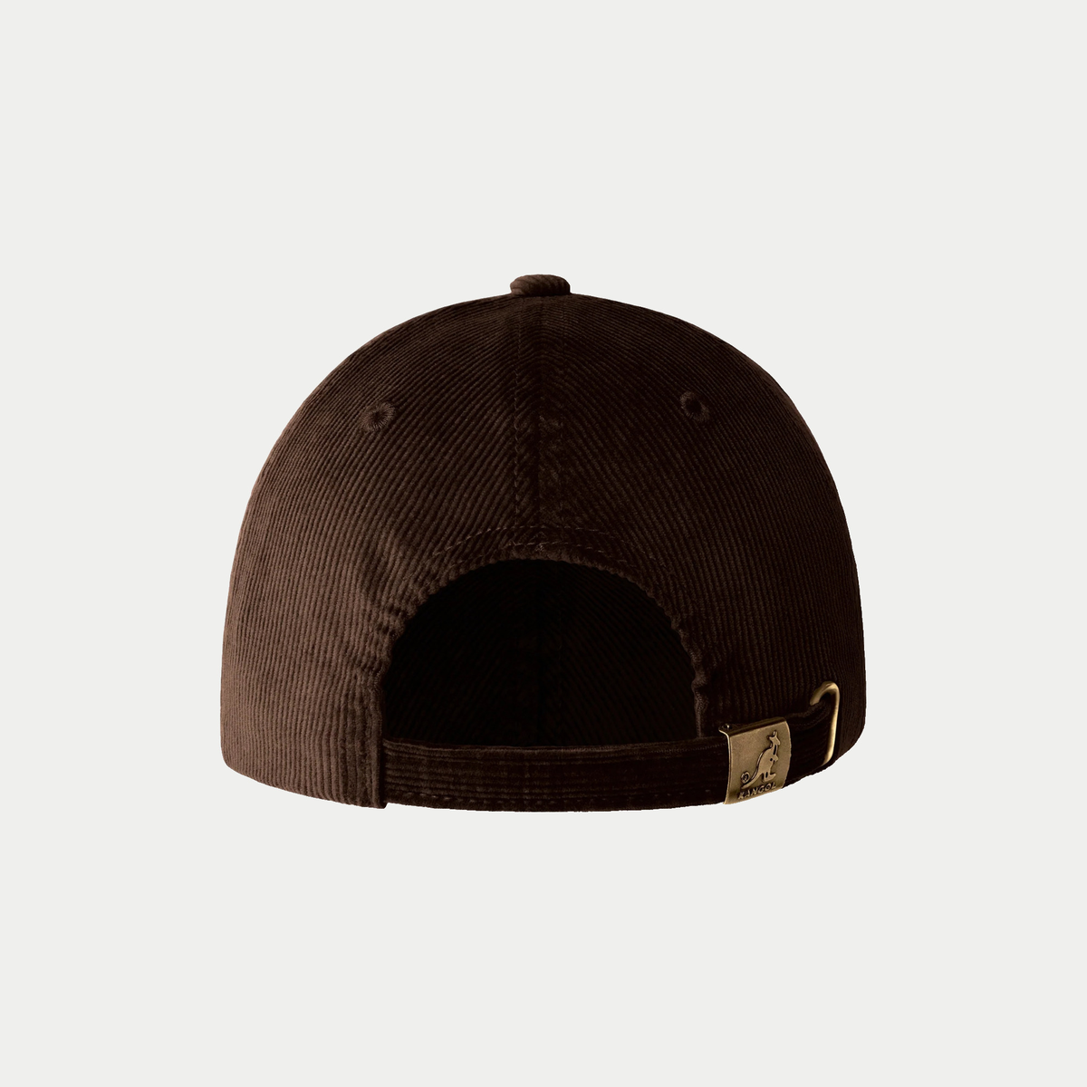 Dos de la casquette Kangol velours côtelé marron chocolat : sangle de réglage à boucle métal laiton gravée du kangourou