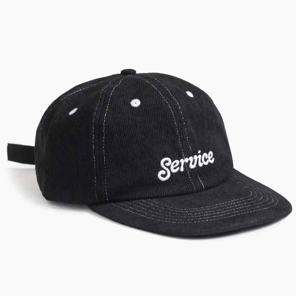 Casquette en velours côtelé noir vue de trois quarts, script Service brodé blanc sur le panneau avant