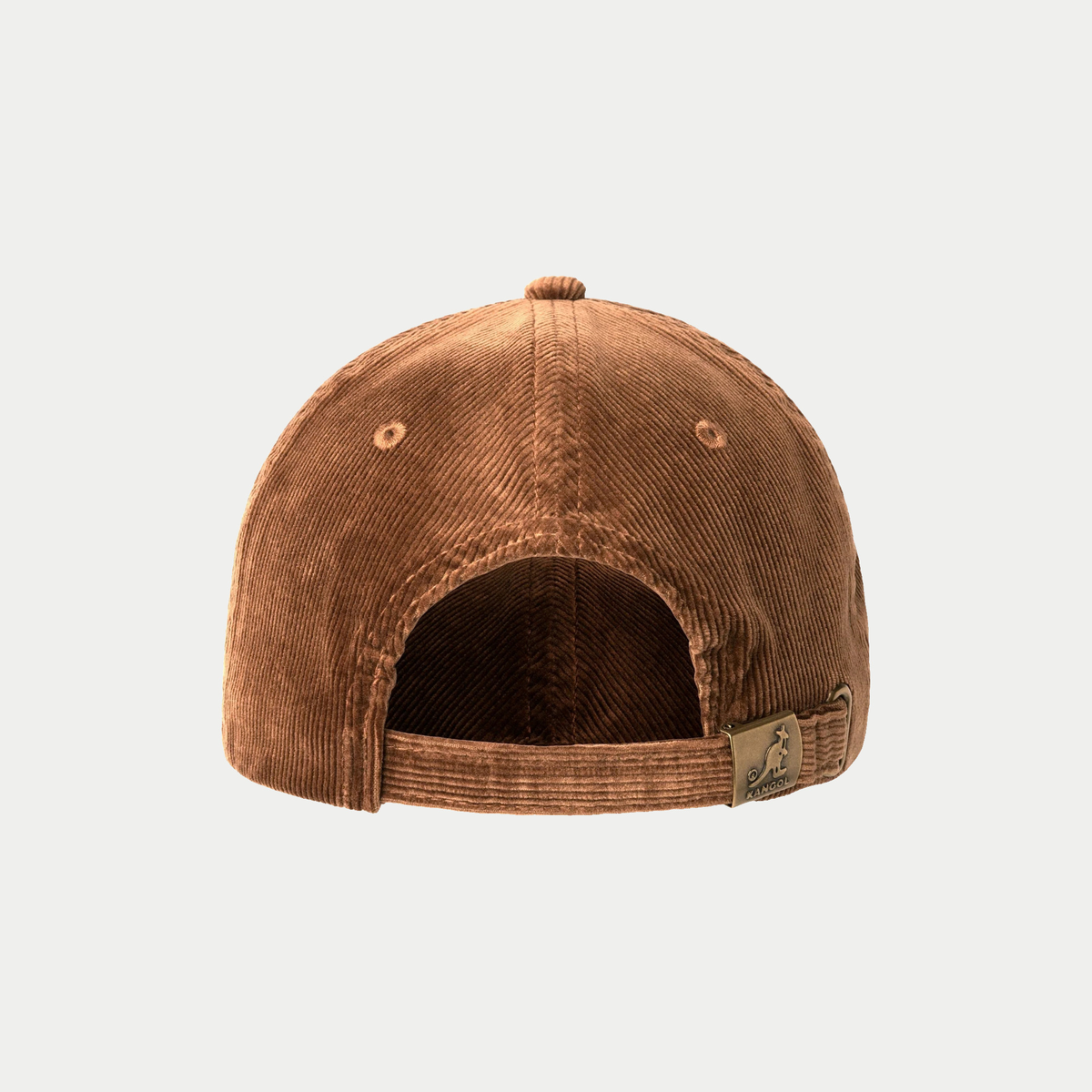 Dos de la casquette Kangol velours côtelé Wood brun caramel : sangle ajustable et plaque métal laiton gravée du kangourou