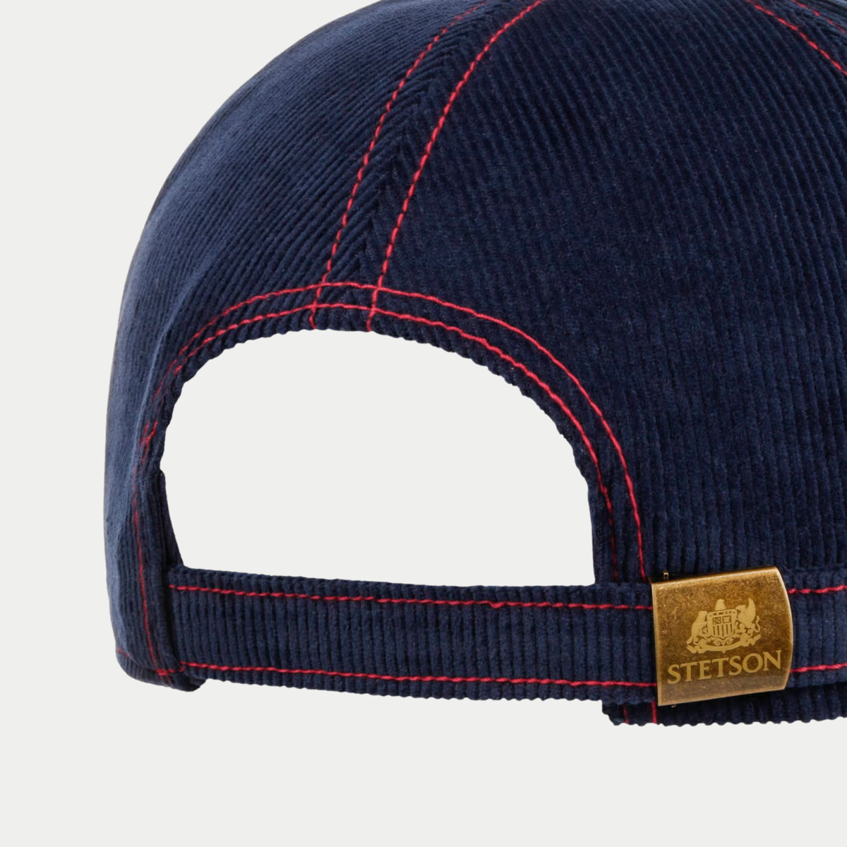 Dos de la casquette Vintage Racing Stetson en velours côtelé bleu marine, surpiqûres rouges et boucle métal logotée