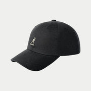 Casquette Washed Kangol noir délavé de profil, visière incurvée et kangourou brodé écru sur le panneau avant