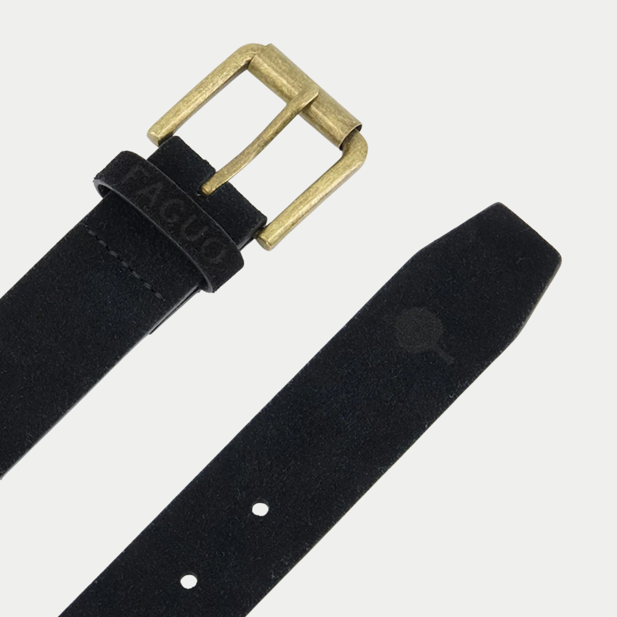 Gros plan sur la boucle en laiton de la ceinture Faguo noire, passant gravé FAGUO et embout marqué de l'arbre
