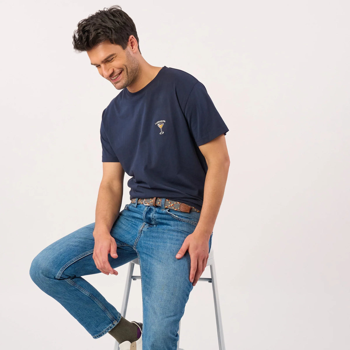 Ceinture tressée Atacama portée avec un jean bleu délavé et un t-shirt bleu marine, vue d’ensemble de la tenue.