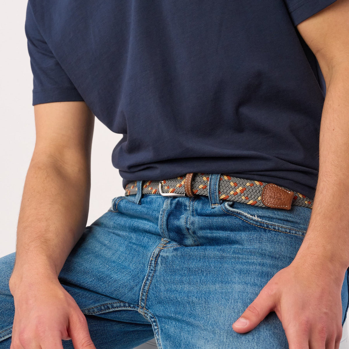 Ceinture Atacama à la taille, embout en cuir marron au logo BillyBelt embossé sur la tresse grise, beige et orange.