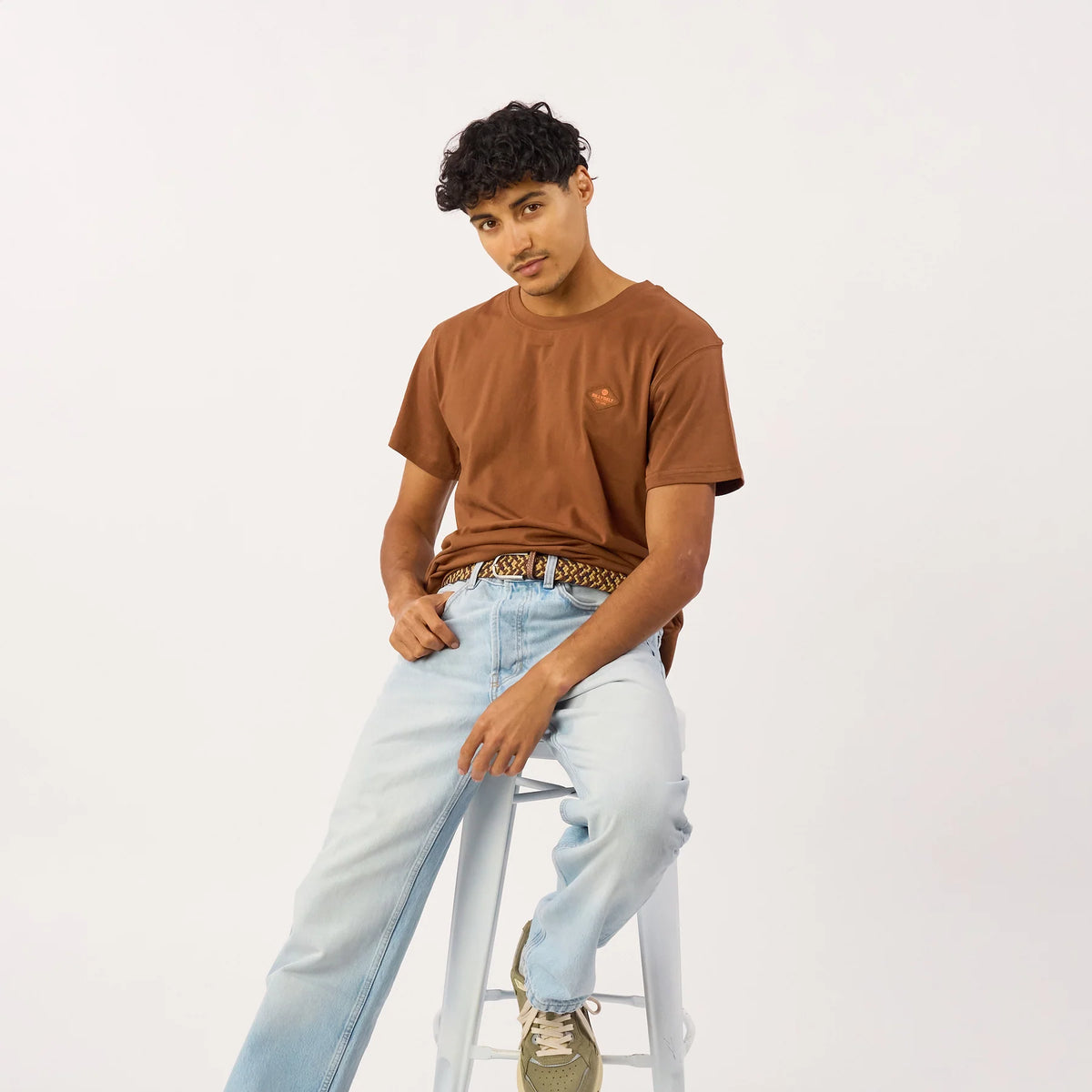 Ceinture tressée BillyBelt Aurore portée avec un jean clair et un t-shirt marron, vue en pied