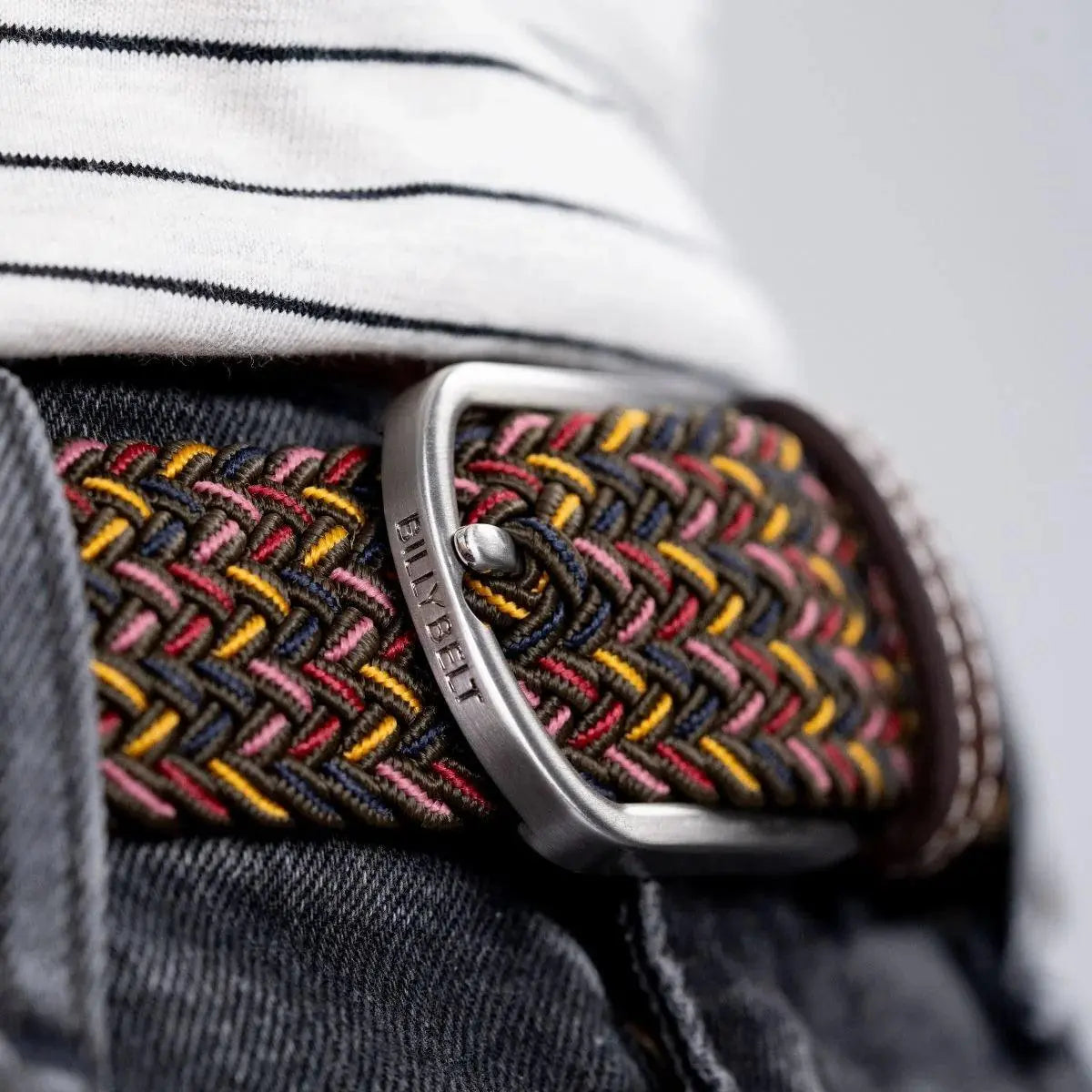 Boucle gris acier brossé gravée BILLYBELT sur le tressage Caracas kaki moucheté de rose, jaune et bleu marine