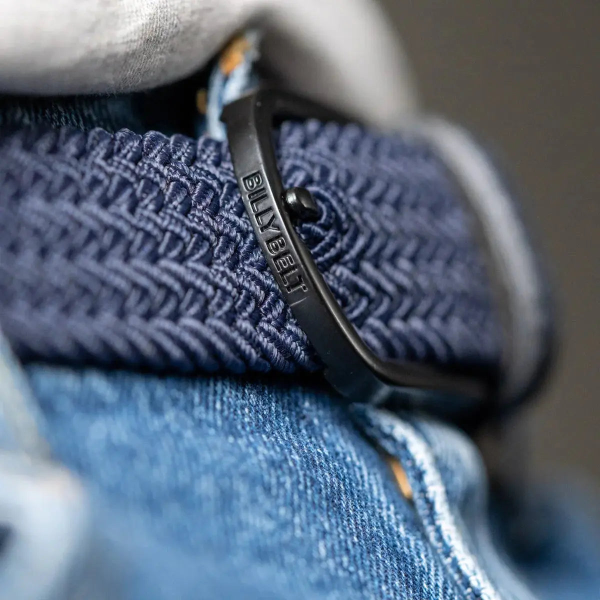 Boucle noire mate gravée BILLYBELT refermée sur le tressage bleu encre serré de la ceinture Deep Water