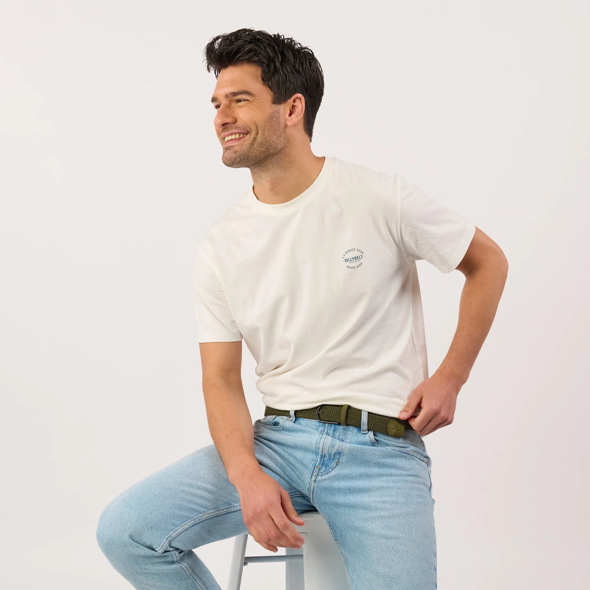 Ceinture tressée kaki BillyBelt portée avec un t-shirt écru et un jean bleu clair, vue d'ensemble