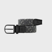 Ceinture tressée Kalta enroulée à plat, tresse élastique noire, blanche et gris-vert, cuir et boucle noirs.