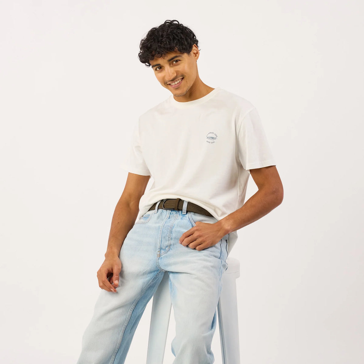 Vue en pied : la ceinture tressée Marron Cacao ferme un jean bleu clair, portée avec un t-shirt blanc imprimé BillyBelt