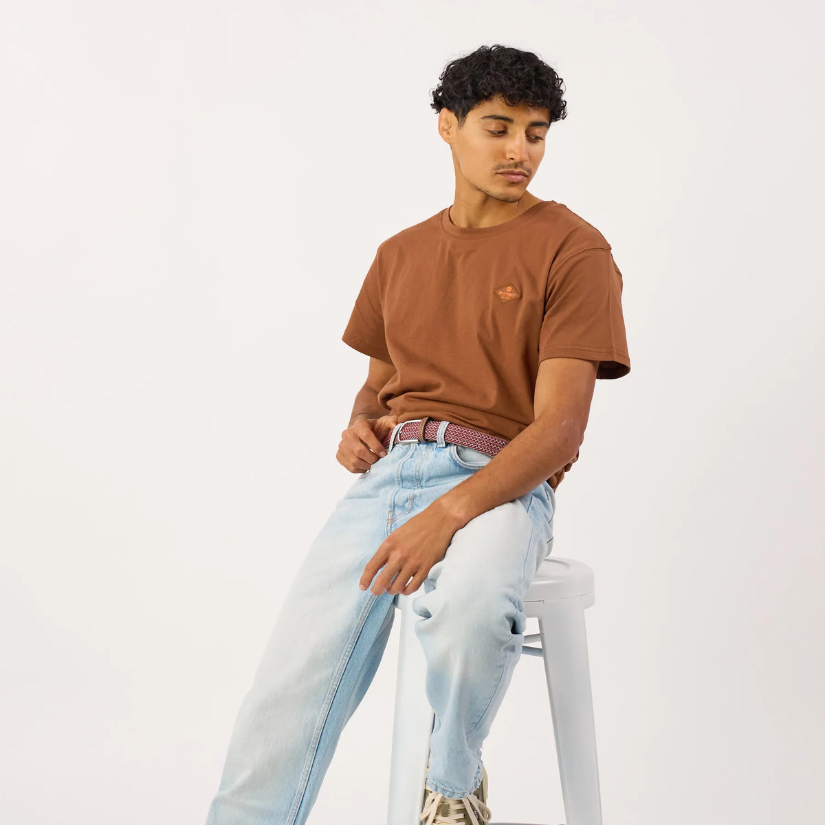 Ceinture Sienne rouge brique et bleu ciel portée avec un jean très clair et un t-shirt marron, vue en pied