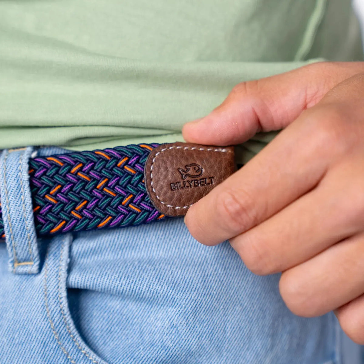 Embout en cuir grainé marron de la ceinture Varsovie, tressage bleu marine, violet, vert canard et orange à côté