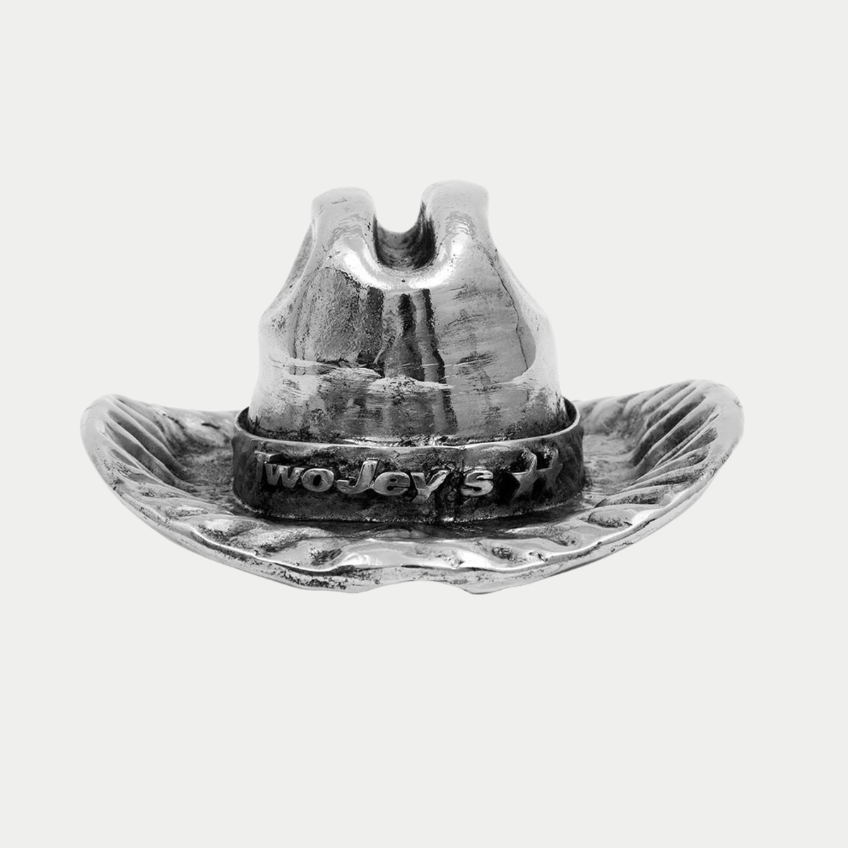 Cendrier Twojeys chapeau de cowboy argenté - vue de face, bord à cannelures