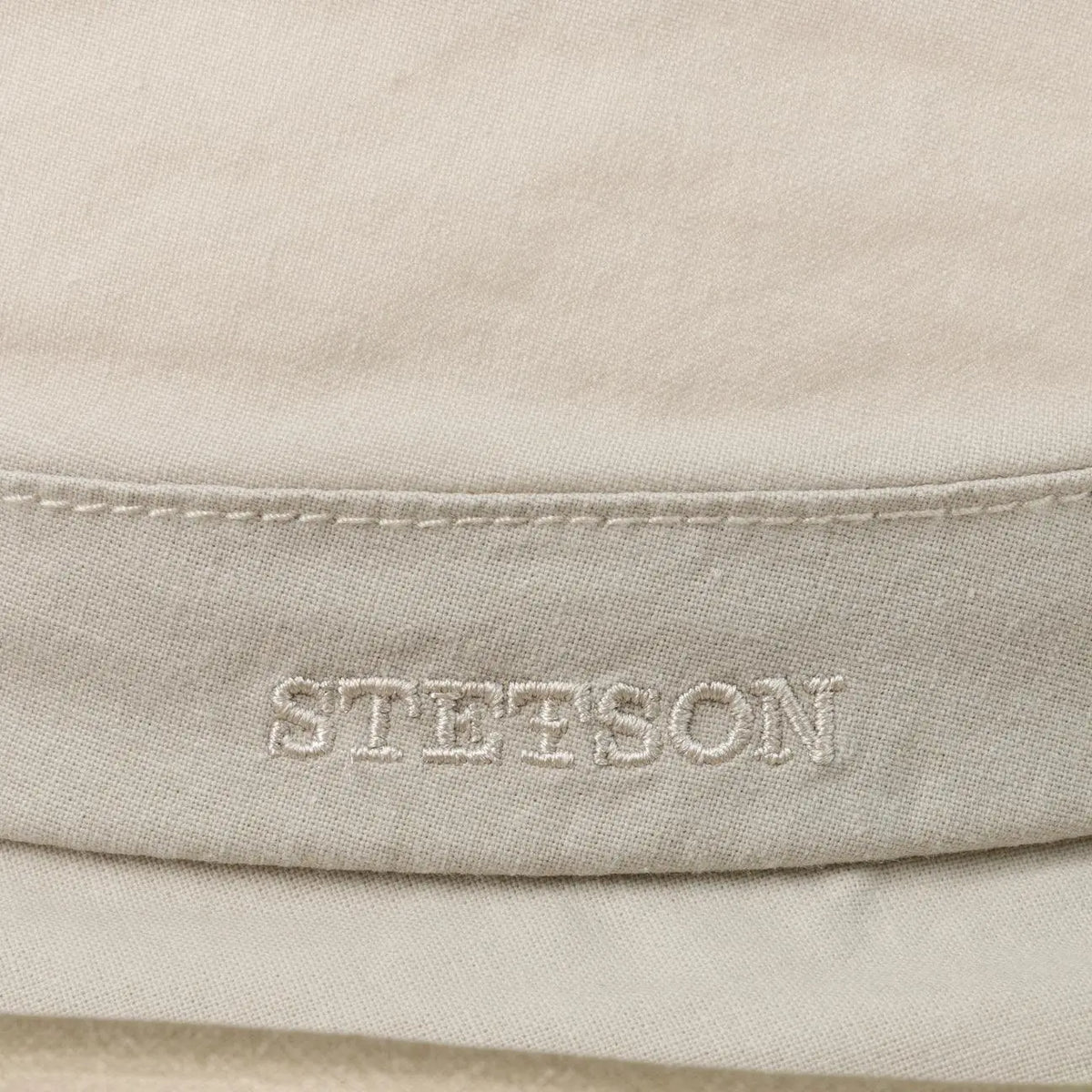 Broderie Stetson ton sur ton sur le bandeau du bucket écru