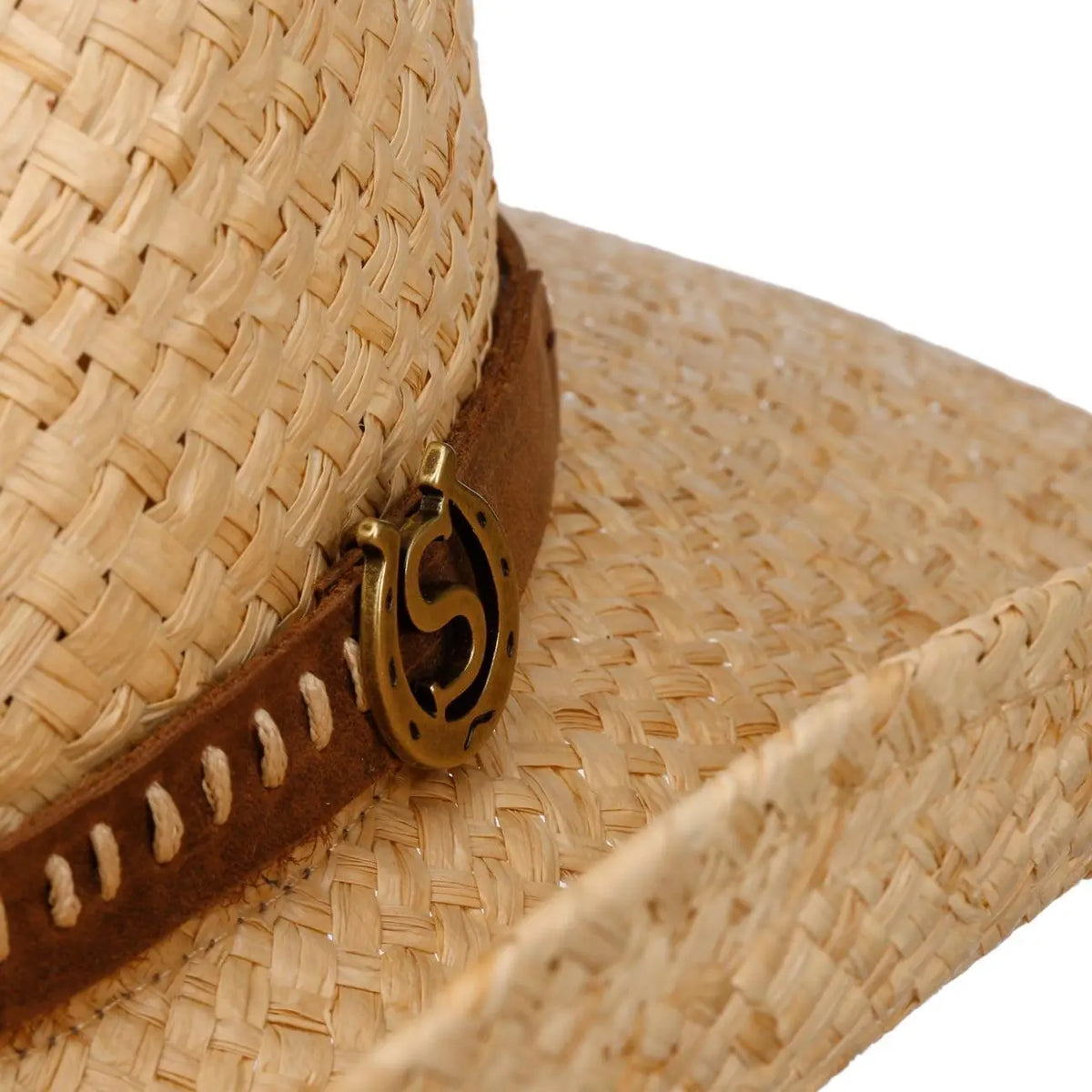 Macro du bandeau de cuir marron, de ses points de couture écrus et de l'ornement doré en fer à cheval
