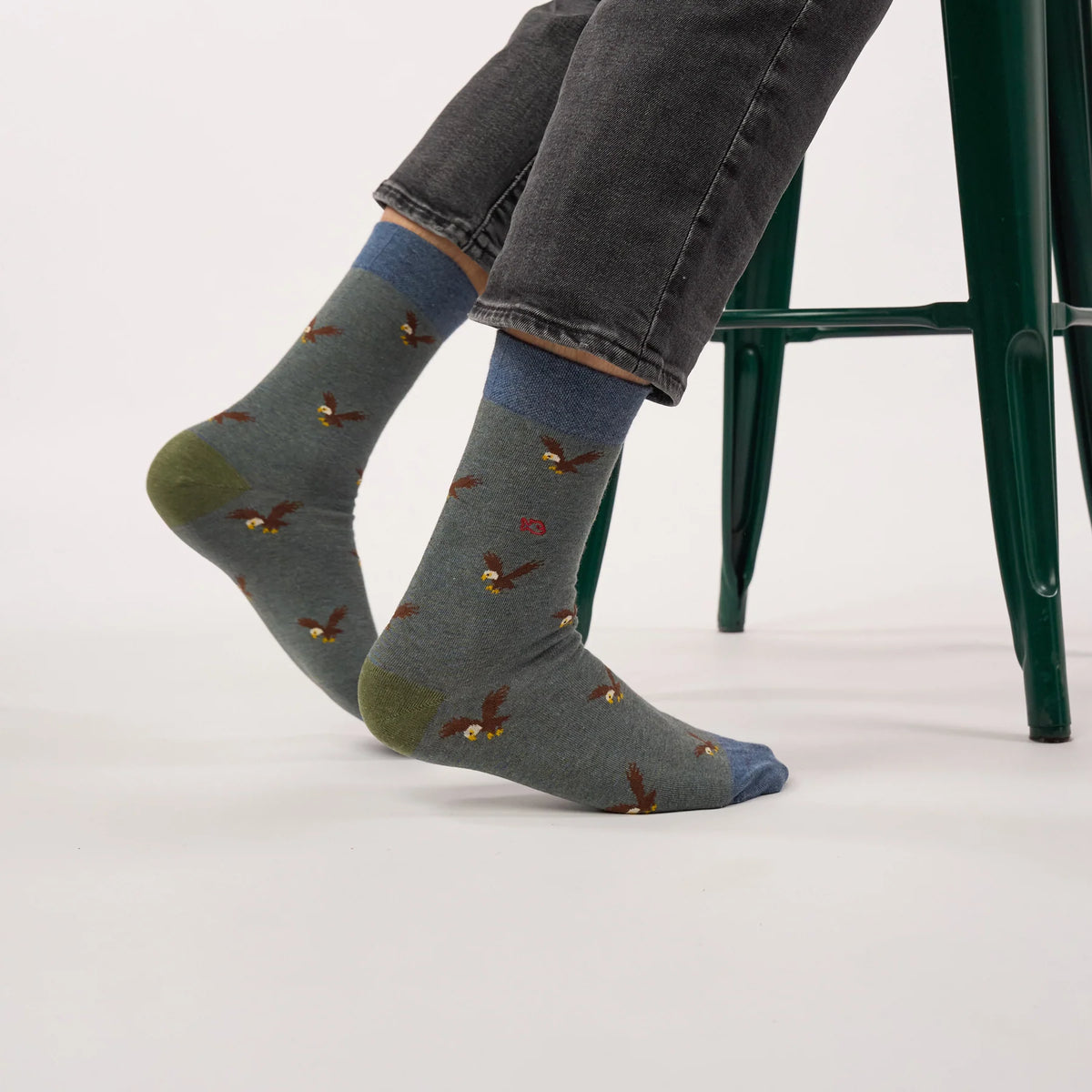 Chaussettes Aigle BillyBelt portées de profil en marchant, revers bleu chiné et talons vert olive