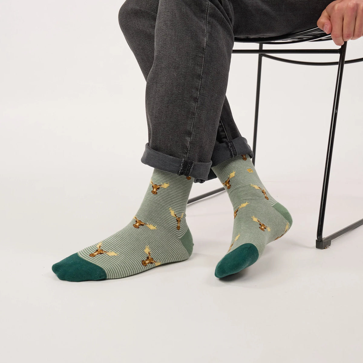 Chaussettes Élan BillyBelt portées avec un jean gris retroussé, pointes vert sapin