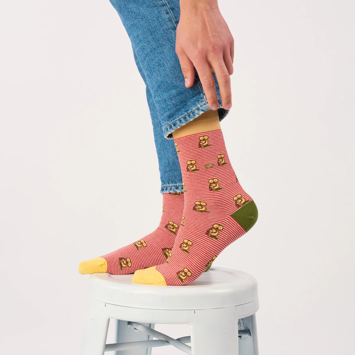 Chaussette Hibou BillyBelt de profil, bord-côte beige sous l’ourlet du jean, motif hiboux et logo poisson brodé