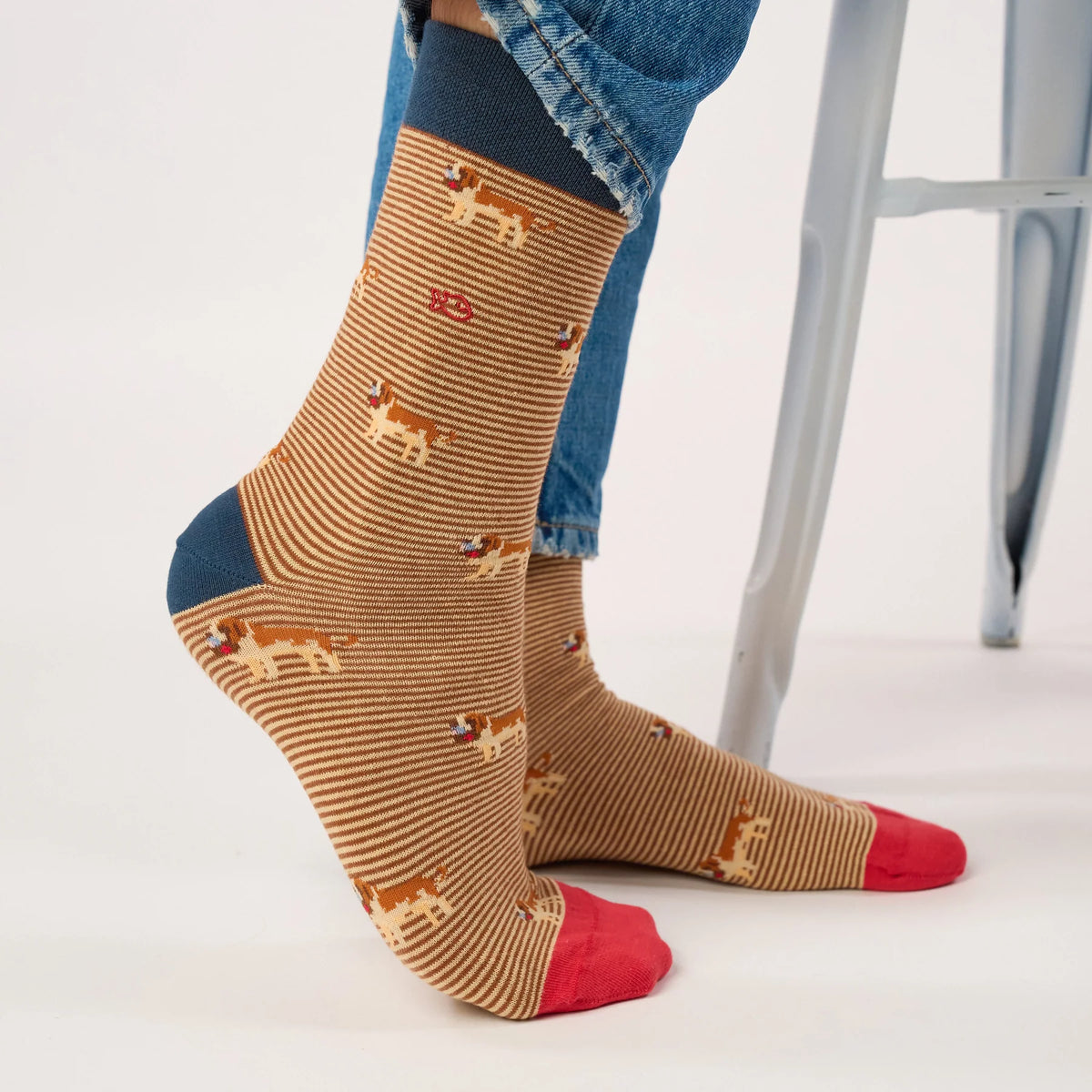 Chaussettes Saint-Bernard BillyBelt portées de profil, talon Bleu Marine et pointes rouges