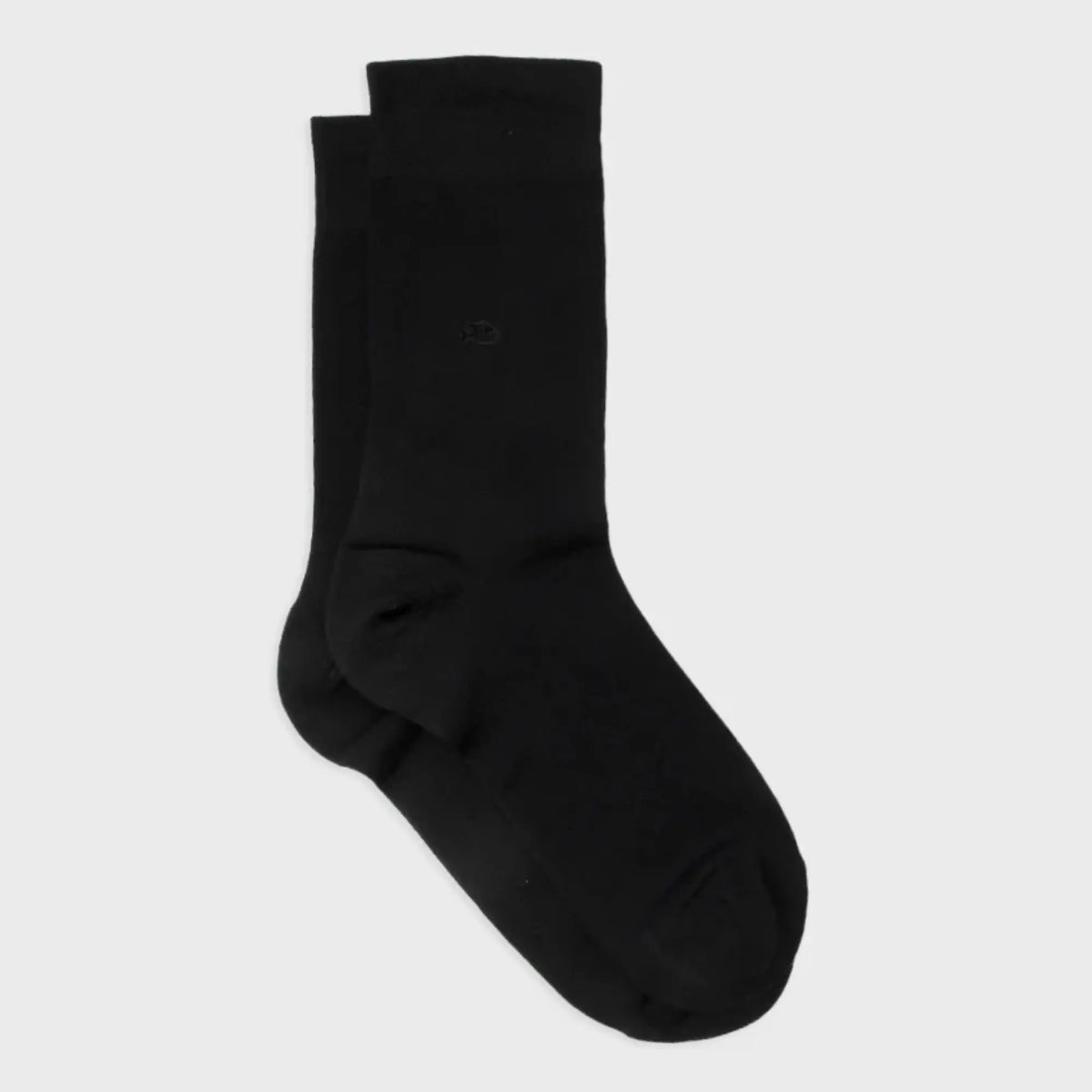 Chaussettes BillyBelt en bambou noir à plat, maille fine et mate, poisson brodé noir ton sur ton sur la tige