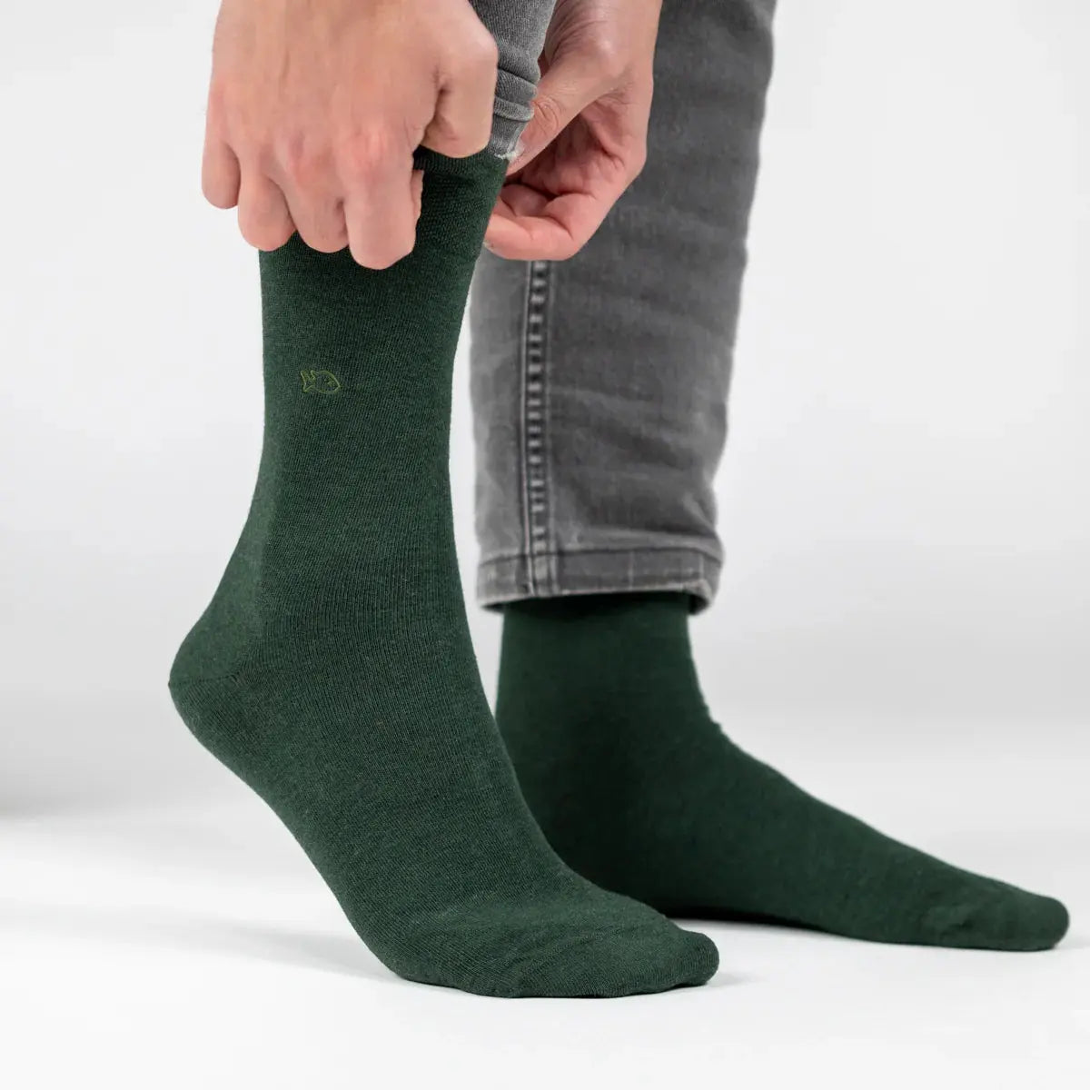 Chaussettes Bambou Vert Foncé BillyBelt enfilées sous un jean gris, vue de trois-quarts sur le pied