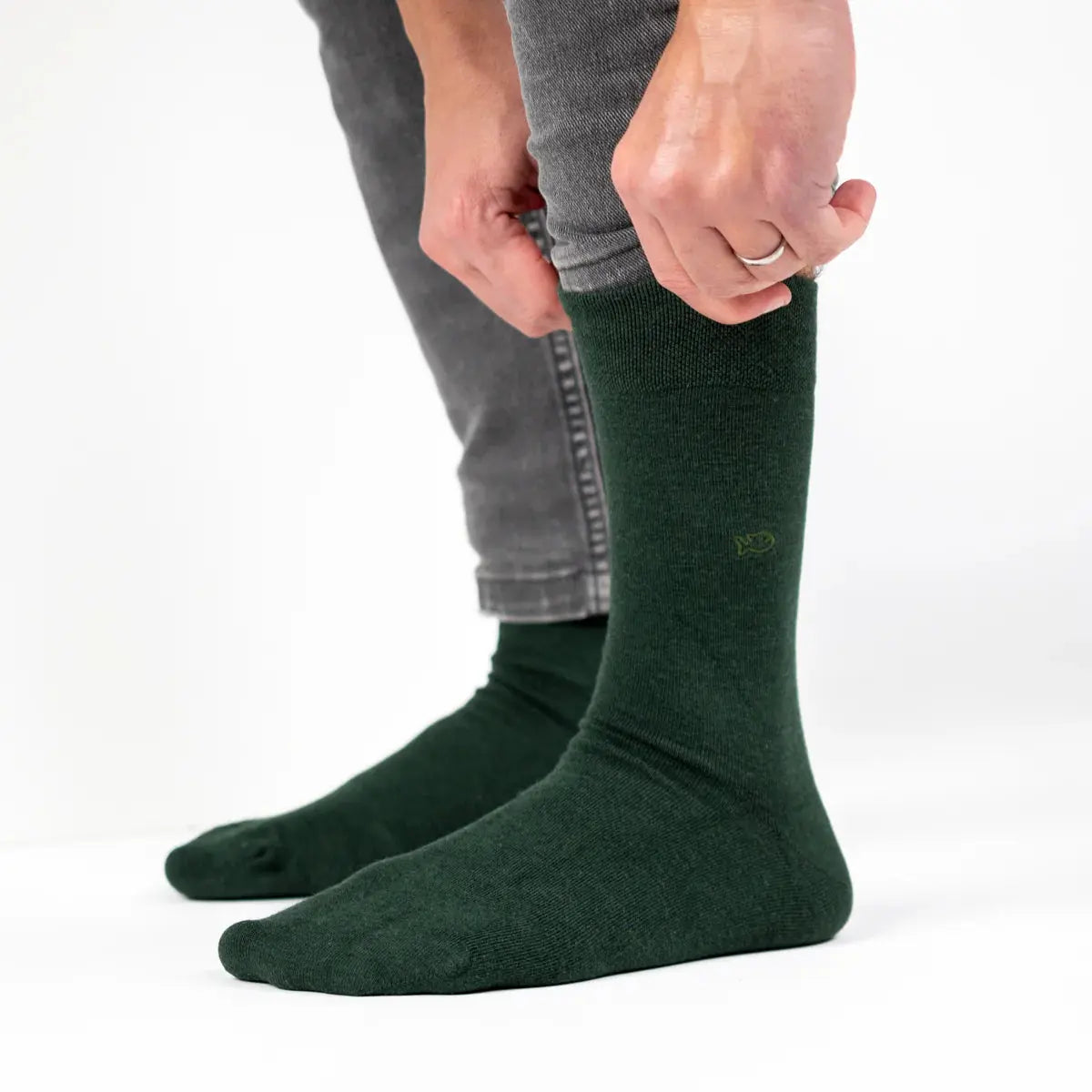 Chaussettes Bambou Vert Foncé BillyBelt portées de profil, tige mi-mollet et maille unie