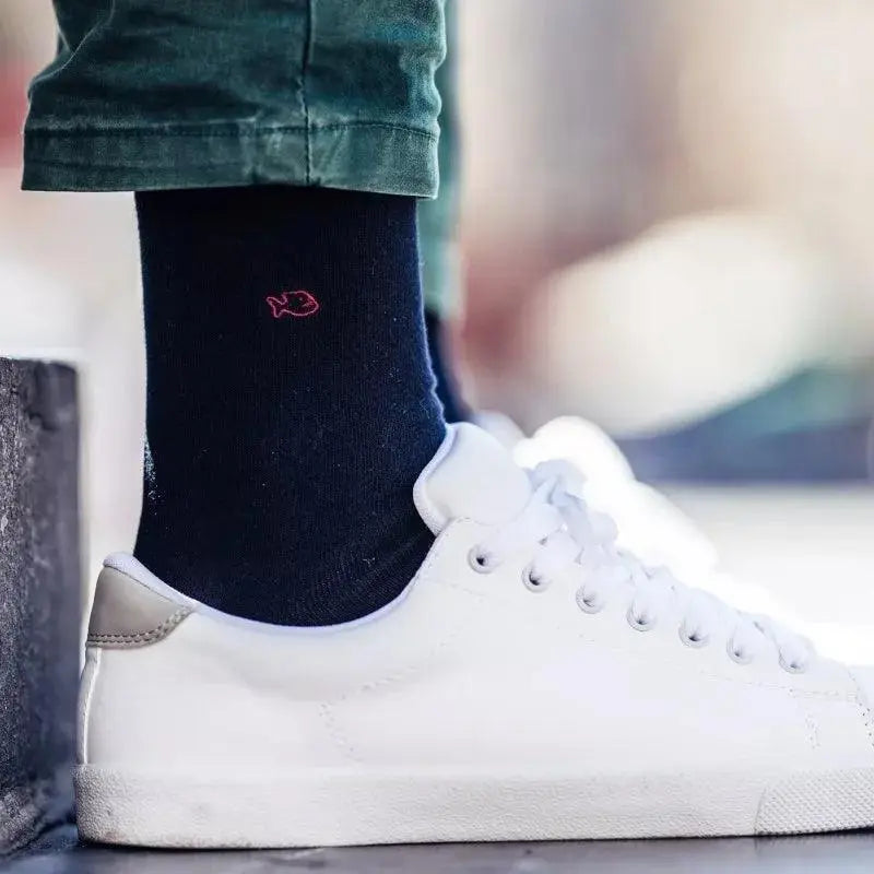 Chaussette Bleu Marine portée avec une basket blanche et un pantalon vert, poisson framboise à la cheville
