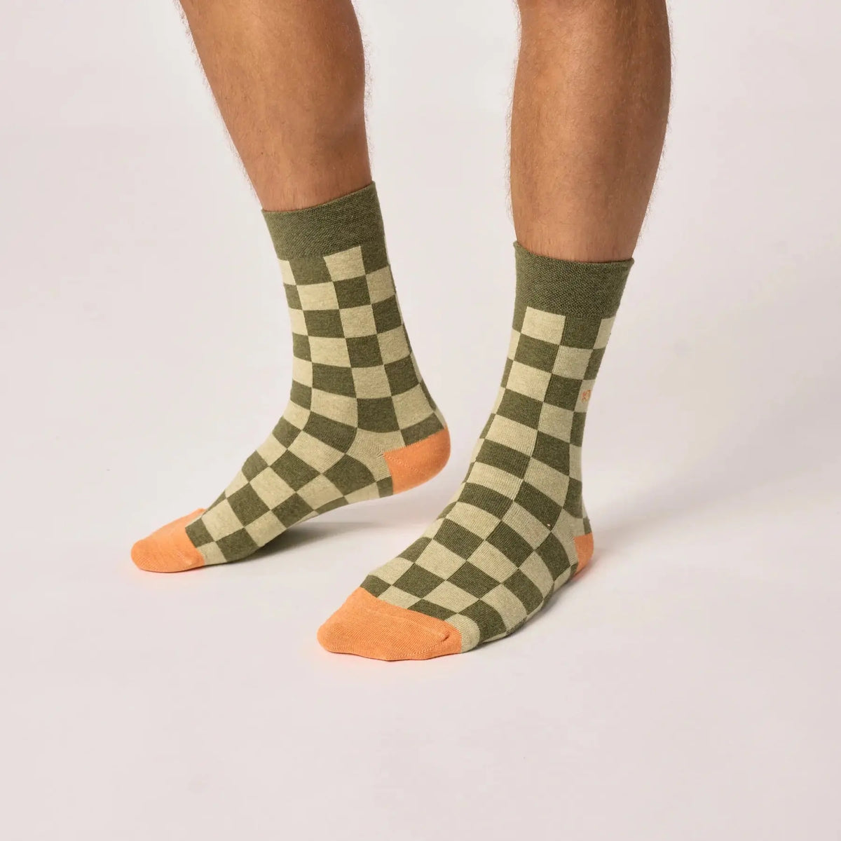 Paire de chaussettes Boavista portée de face, damier kaki et vert clair, bord-côte kaki uni