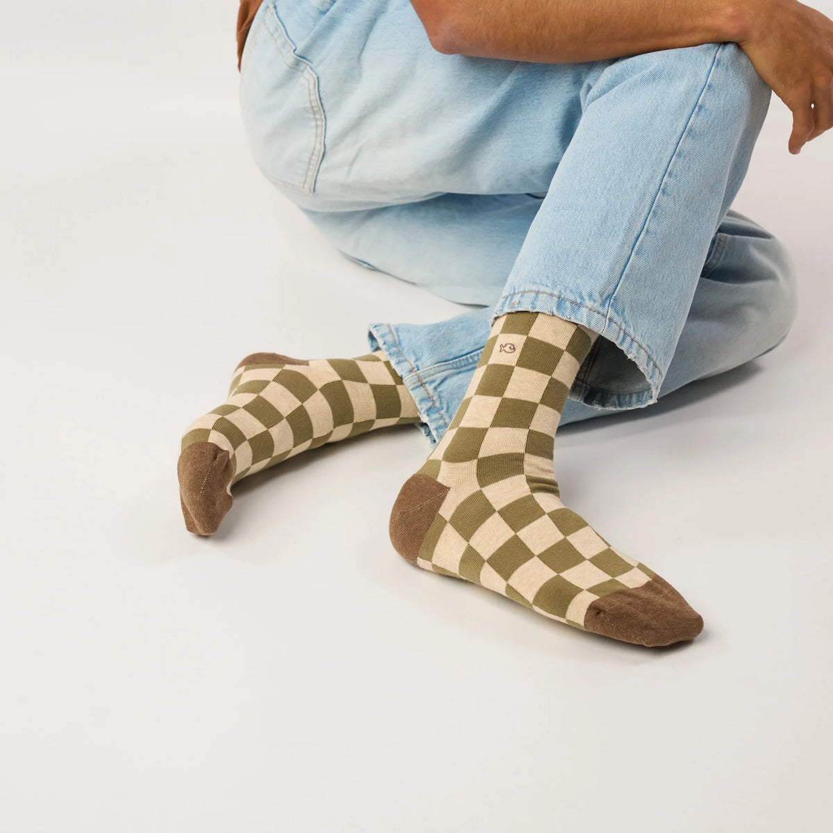 Chaussettes Carreaux Hockenheim portées avec un jean clair retroussé, damier vert olive et écru, pointe marron