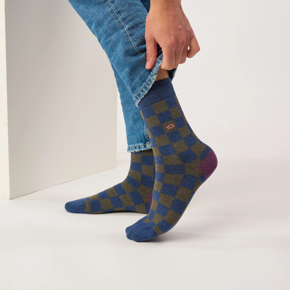 Chaussettes Carreaux Interlagos portées avec un jean retroussé, damier bleu et vert olive, pointe bleue