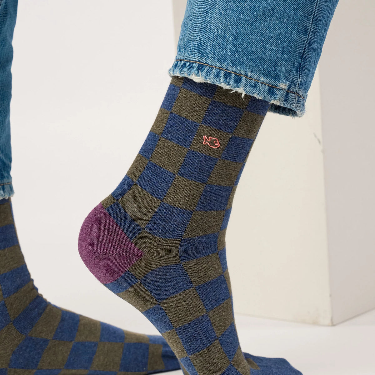 Gros plan sur le talon prune et le petit poisson brodé des Chaussettes Carreaux Interlagos BillyBelt