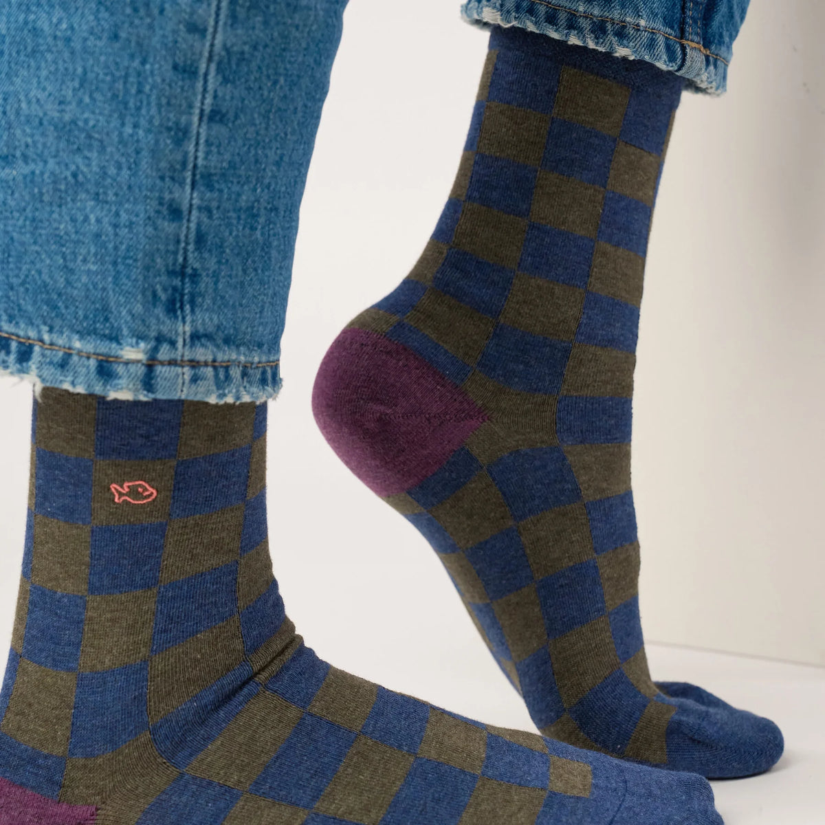 Chaussettes Carreaux Interlagos BillyBelt de profil, tige mi-mollet à damier bleu et vert olive