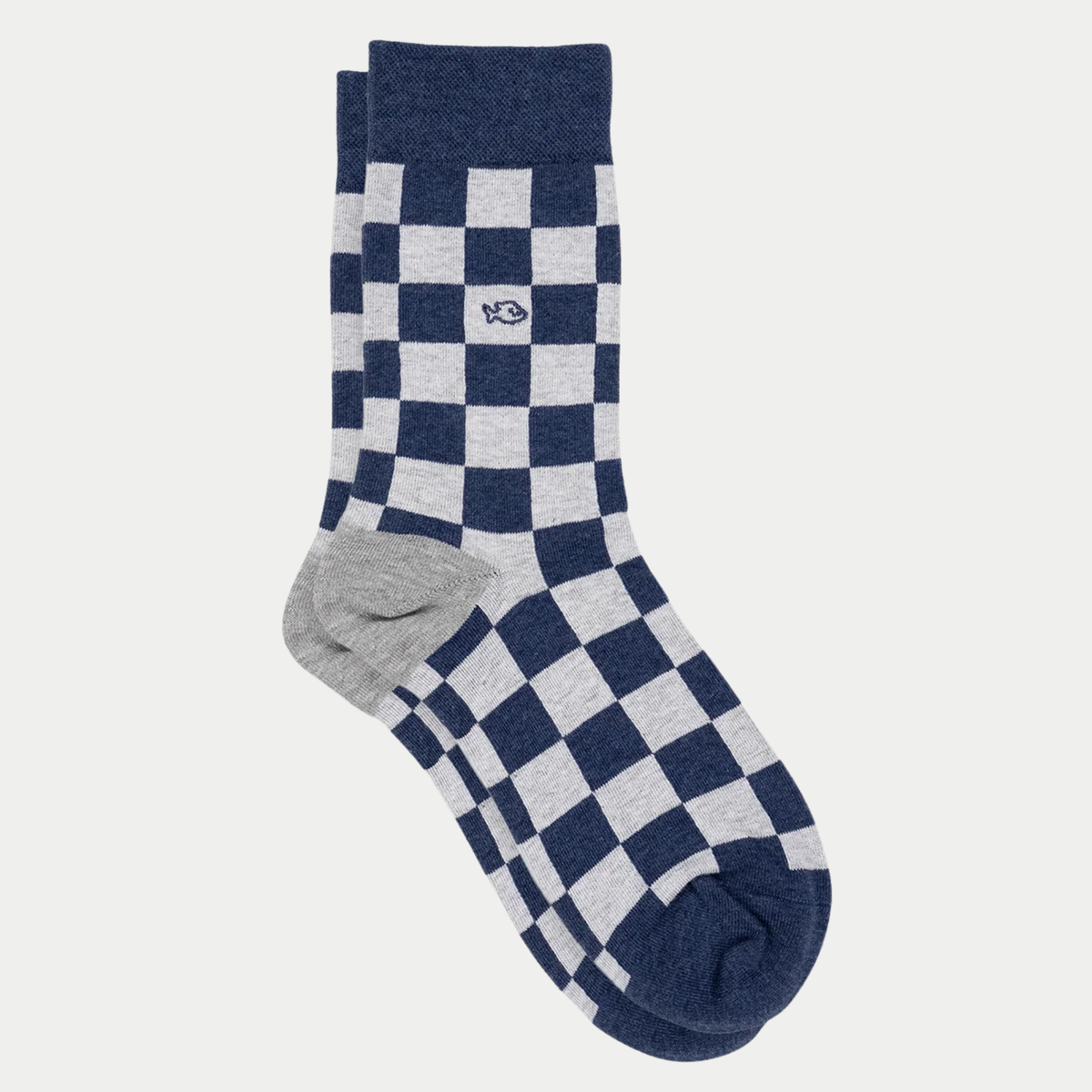 Chaussettes BillyBelt Tsukuba à plat, damier bleu et gris clair chinés, talon gris et petit poisson brodé bleu