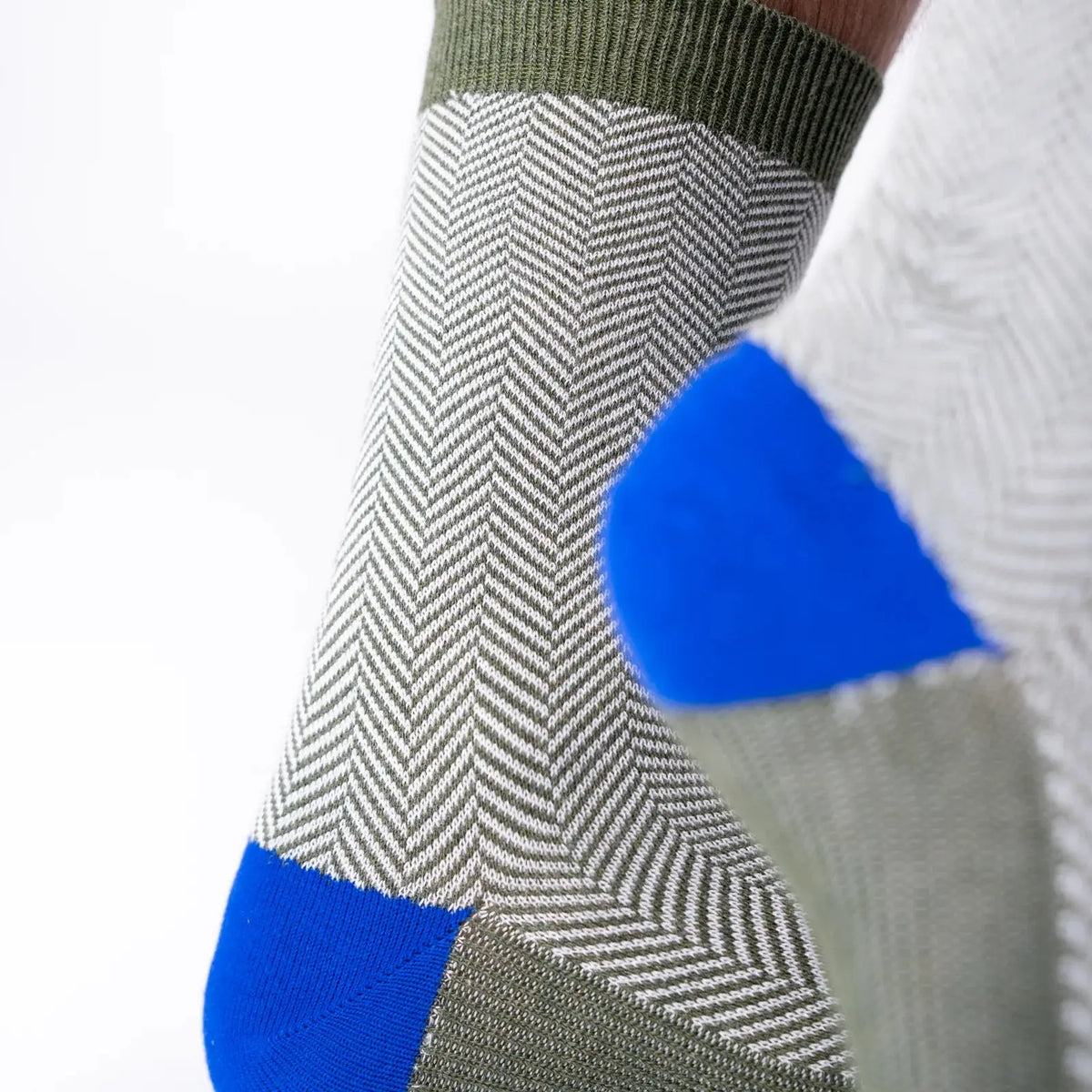 Détail du coup de pied à chevrons kaki, la pointe bleu roi et la bande kaki du dessous se rejoignent