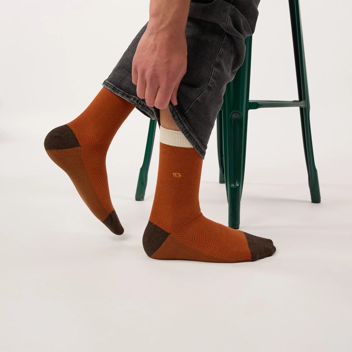 Chaussettes Chevrons Sépia BillyBelt portées de profil, semelle marron et revers écru