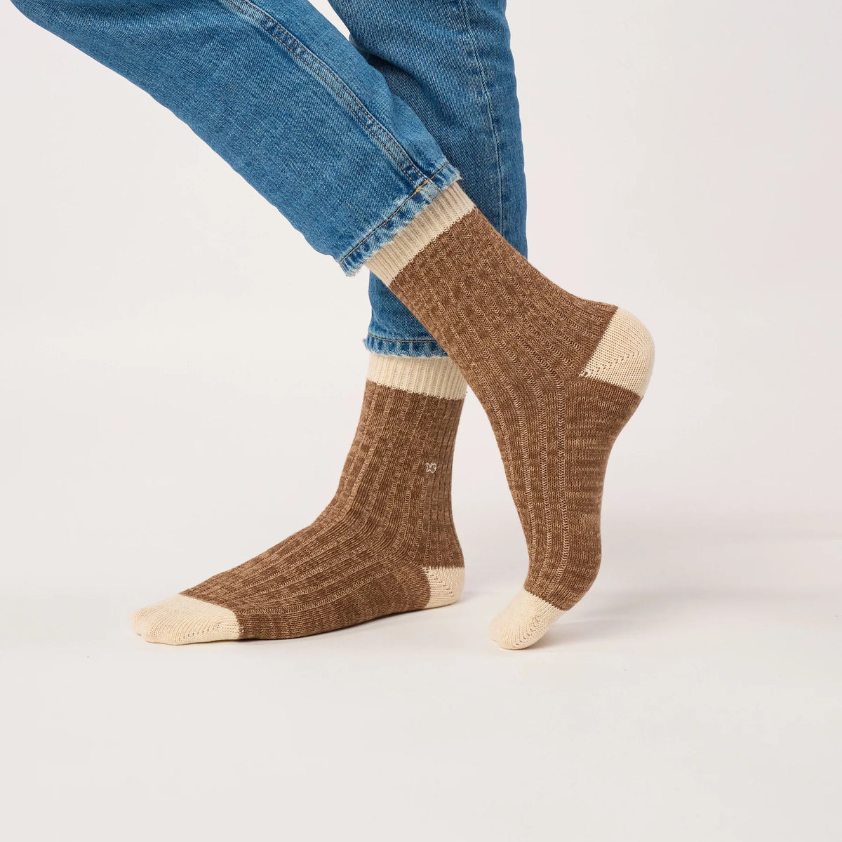 Chaussettes Fudan BillyBelt marron chiné portées avec un jean, talon et pointe écru visibles