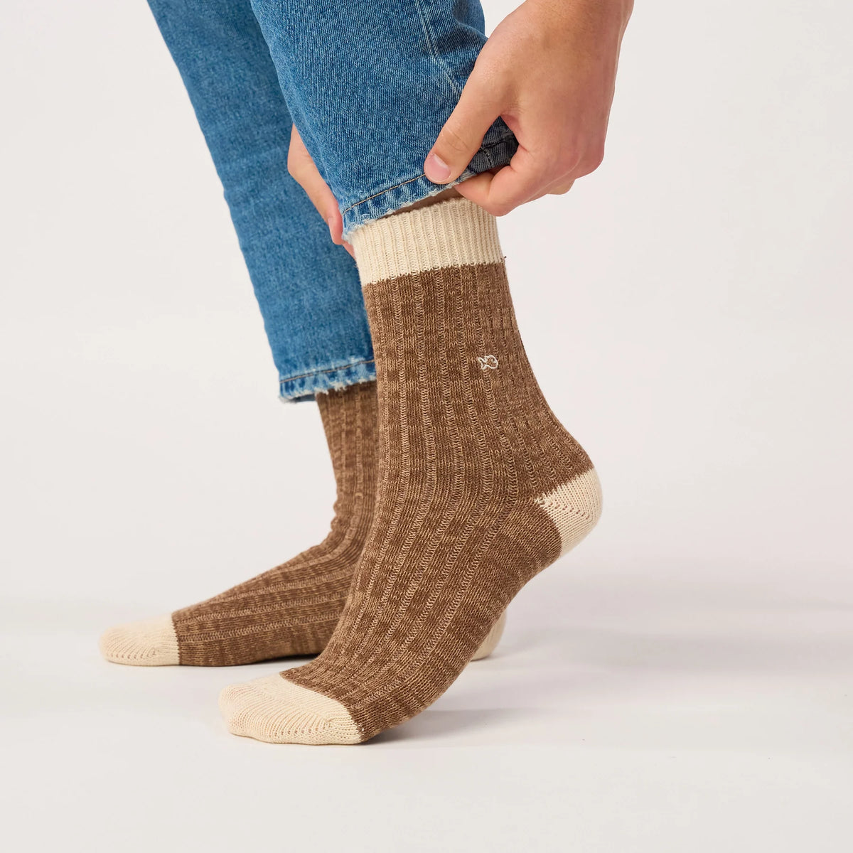 Chaussettes Fudan BillyBelt portées, bord-côte écru sous un jean retroussé, maille côtelée