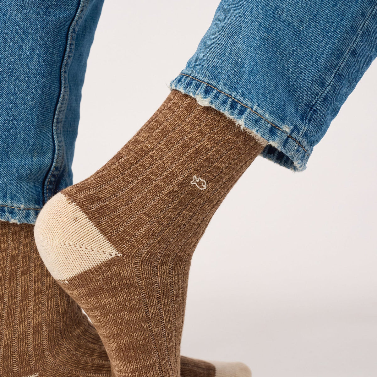 Chaussettes Fudan BillyBelt - gros plan sur la maille côtelée marron chinée, le talon écru et le logo brodé