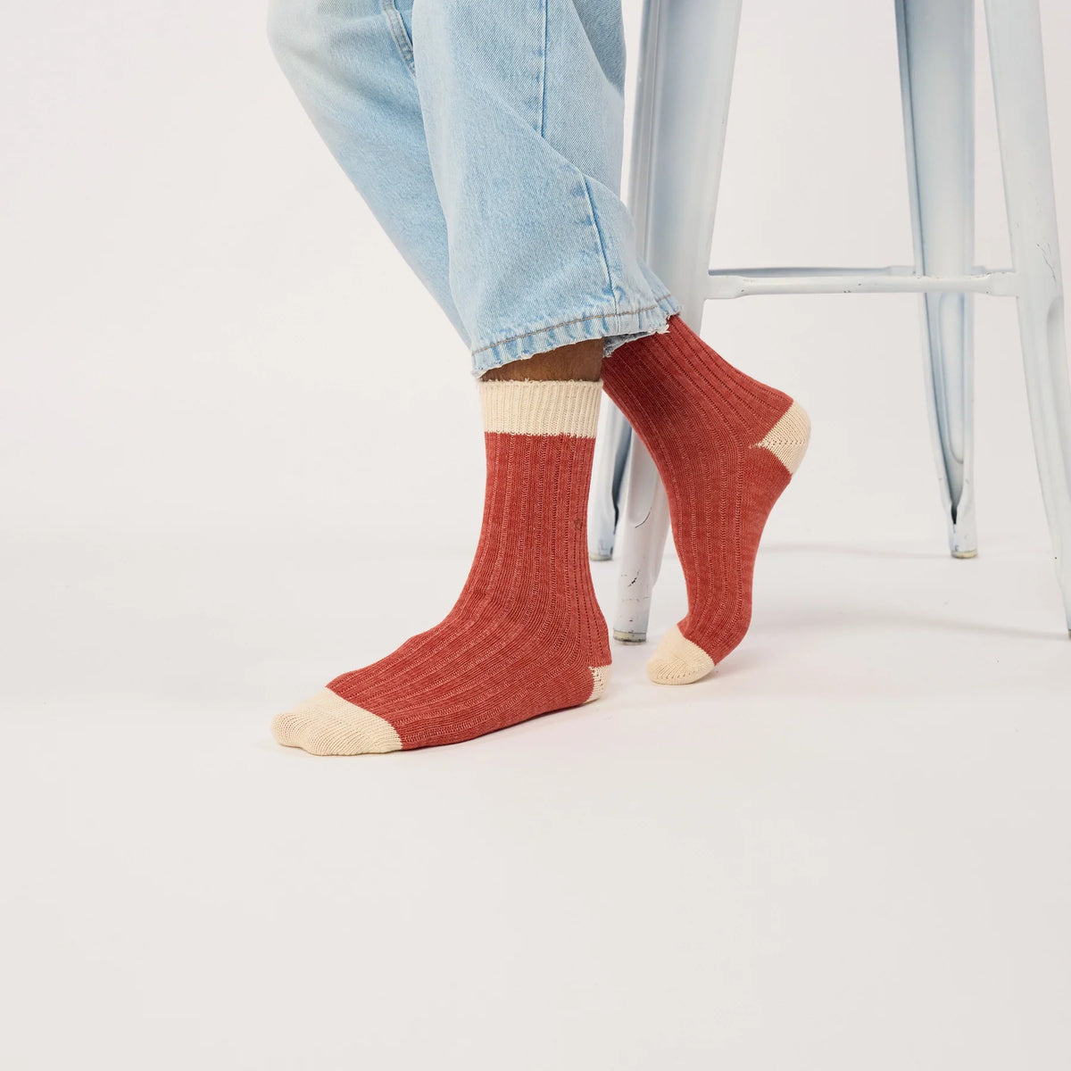 Chaussettes Kaist BillyBelt terracotta portées avec un jean clair, talon et pointe écru visibles
