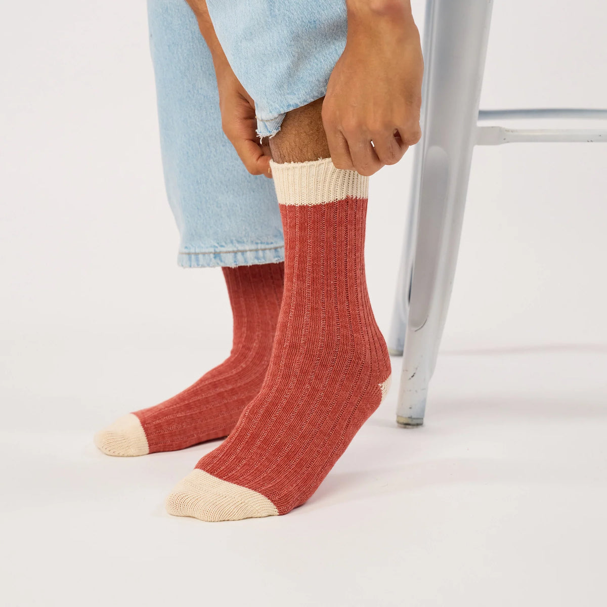 Chaussettes Kaist BillyBelt portées, bord-côte écru remonté sous un jean retroussé, maille côtelée