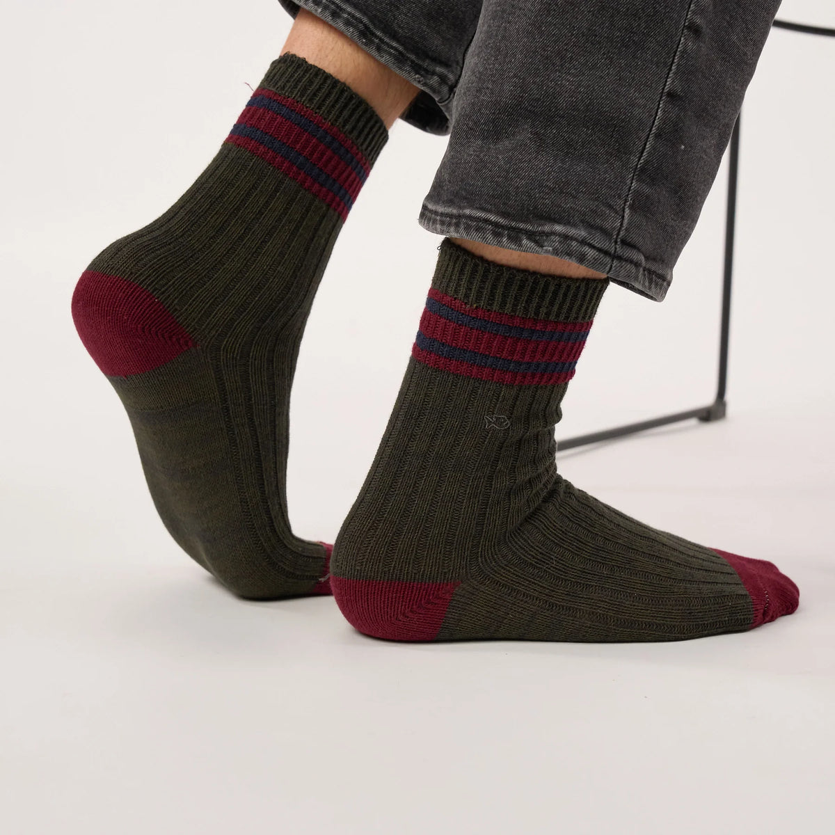 Chaussettes McGill BillyBelt kaki portées avec un jean, rayures bordeaux et bleu marine, talon bordeaux visible