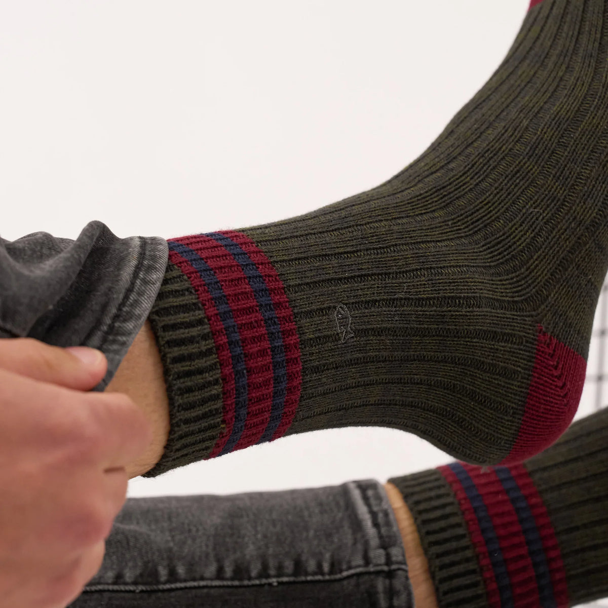 Chaussettes McGill BillyBelt - gros plan sur le bord-côte à rayures bordeaux et bleu marine et le logo brodé