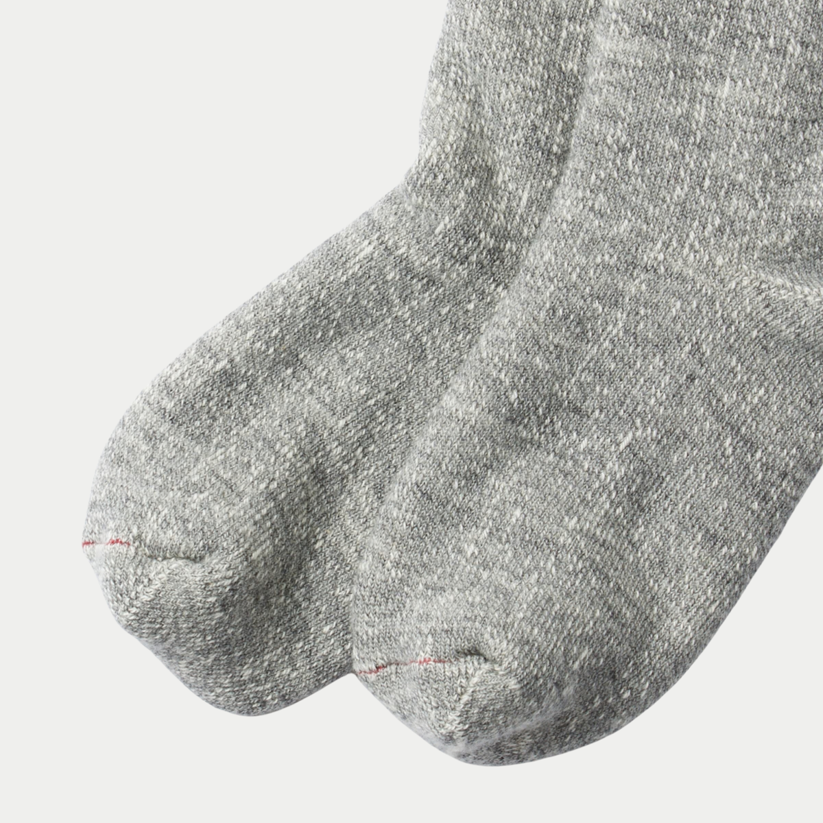 Chaussettes ROTOTO Double Face Gris, détail du pied chiné et de la couture rouge contrastée
